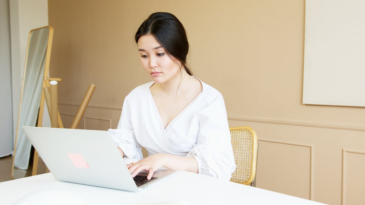女老闆在網路發文,詢問開出的徵才條件是否吸引人。(示意圖,Pexels)
