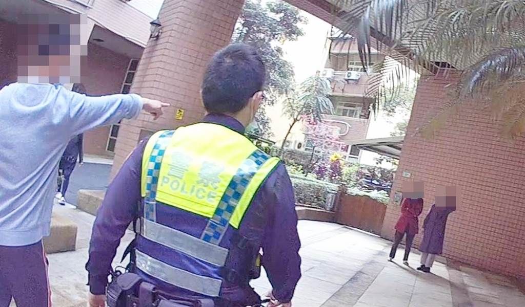 家長(左)指認對孩童噴辣椒水的余女(右,紫色外套者)。(翻攝畫面)