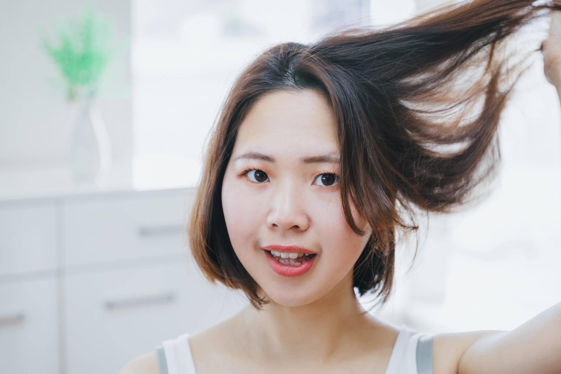 一名網友發現行經新竹賣場附近某棟建築時,民眾的頭髮都會自然豎起。(示意圖,photoAC)