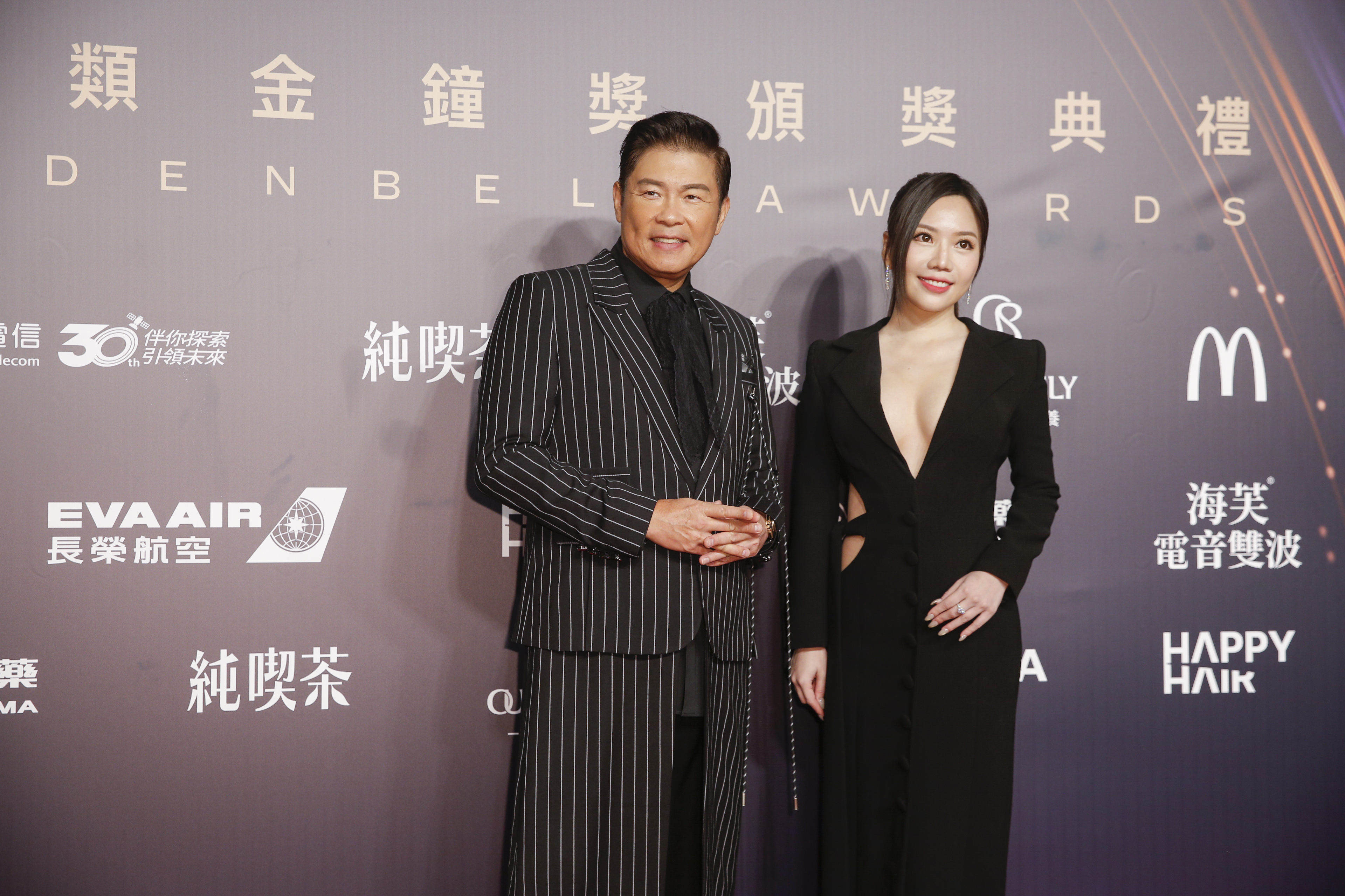曾國城穿黑色西裝中規中矩,一旁的蔡尚樺辣翻全場,深V開到肚臍,露出渾圓雙球。