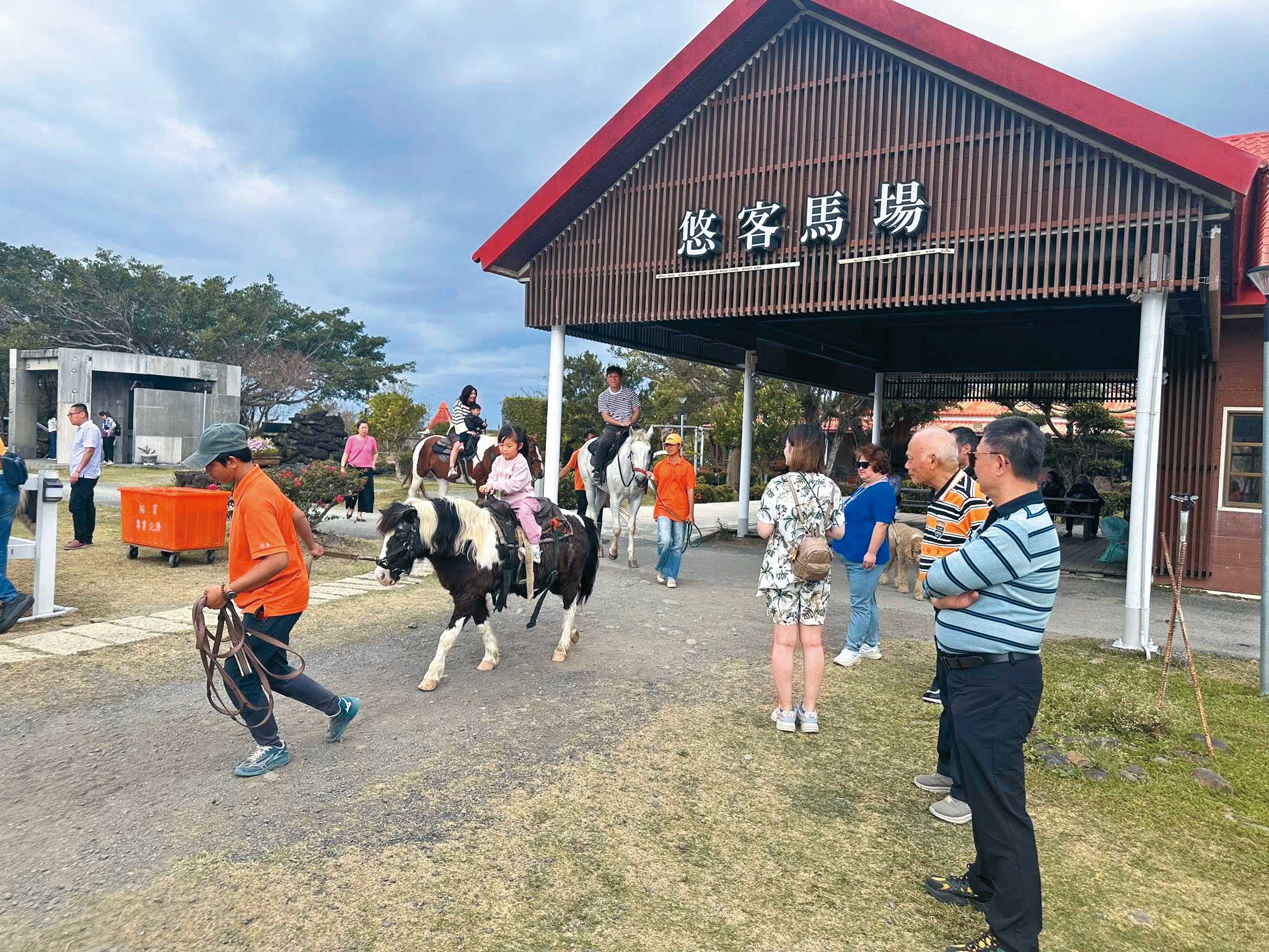 屏東悠客馬場遭爆虐待動物、壓榨工讀生。(翻攝墾丁悠客馬術渡假村臉書)