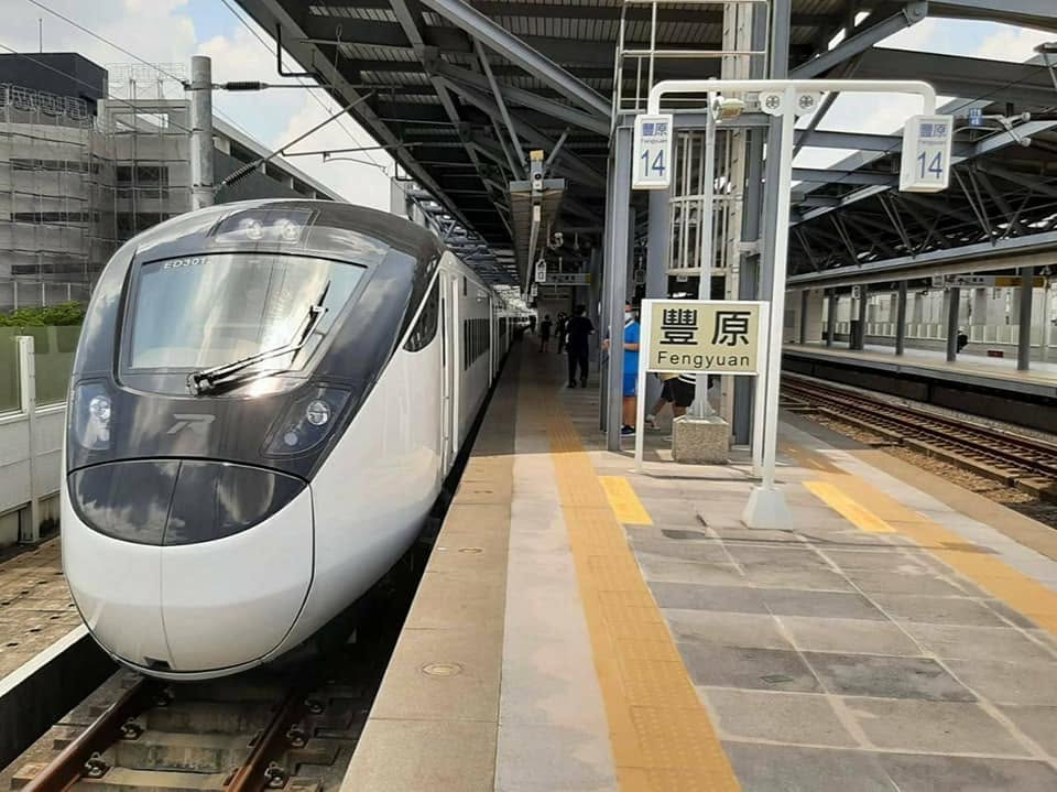 台鐵宣布,西部幹線EMU3000型新自強號,8月週五至週日停售自由座車票,改採全車對號座售票。(翻攝自國營臺灣鐵路股份有限公司粉絲專頁)