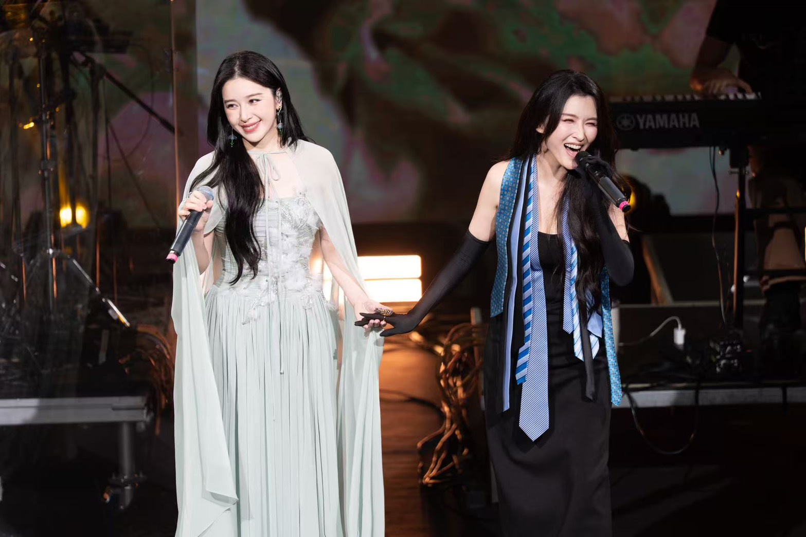徐婕兒和浪姐的隊友闕清子合唱"我會等"。潔婕影視文化