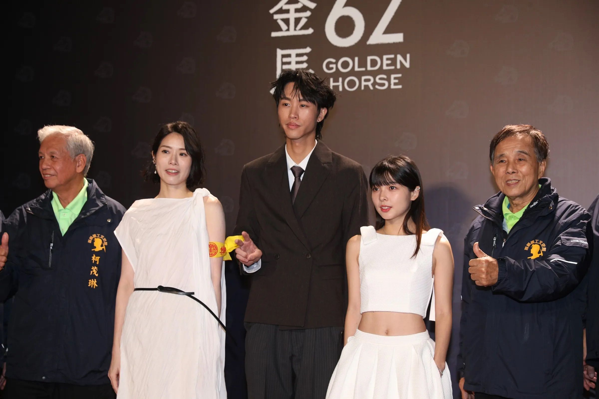 (鏡報提供)-鏡電視「另一種注目」《侯硐奇譚》入圍第62屆金馬獎「最佳紀錄短片」。導演宋承穎(中)、胡清雅(左二)與製作團隊及受訪者在星光紅毯合影。