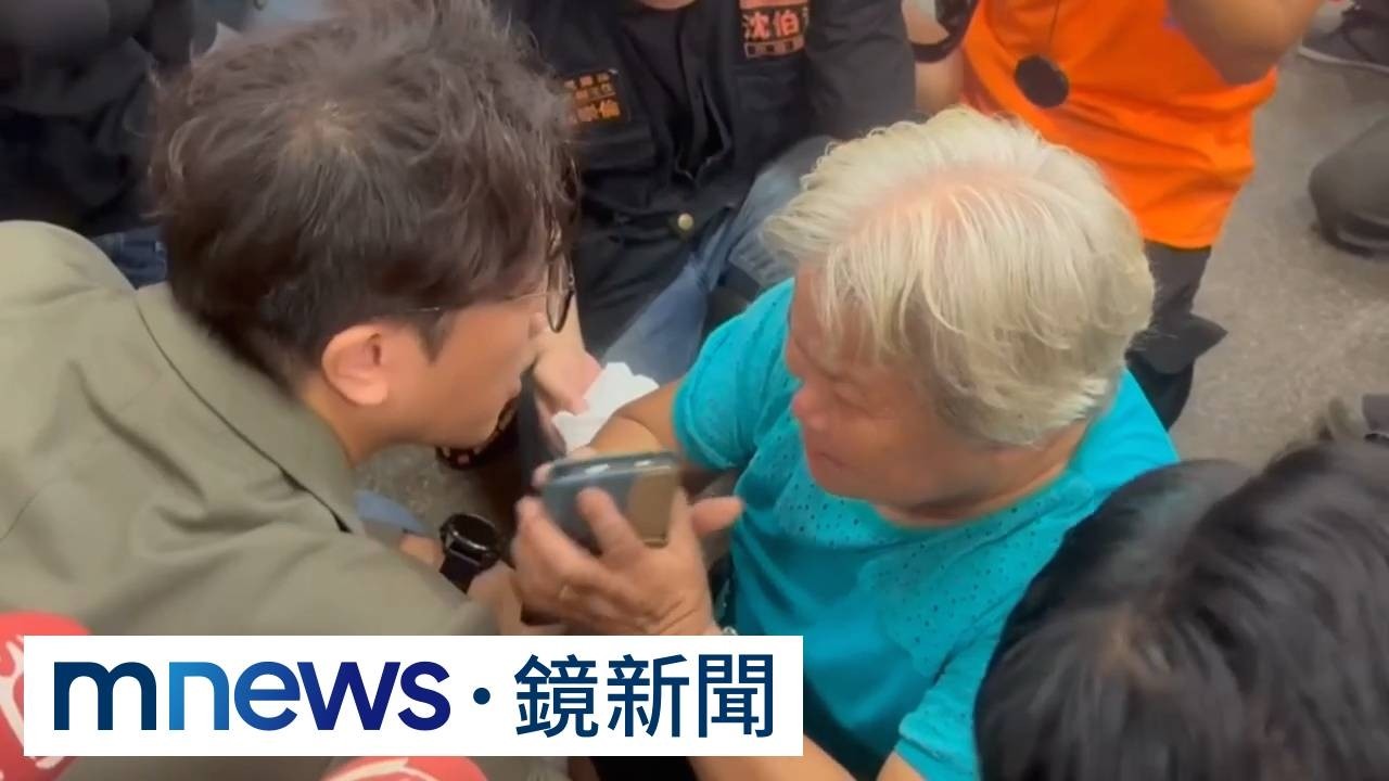 社子島自救會成員向沈伯洋下跪陳情,竟遭藍營議員抹黑是「臨時演員」。(資料畫面)