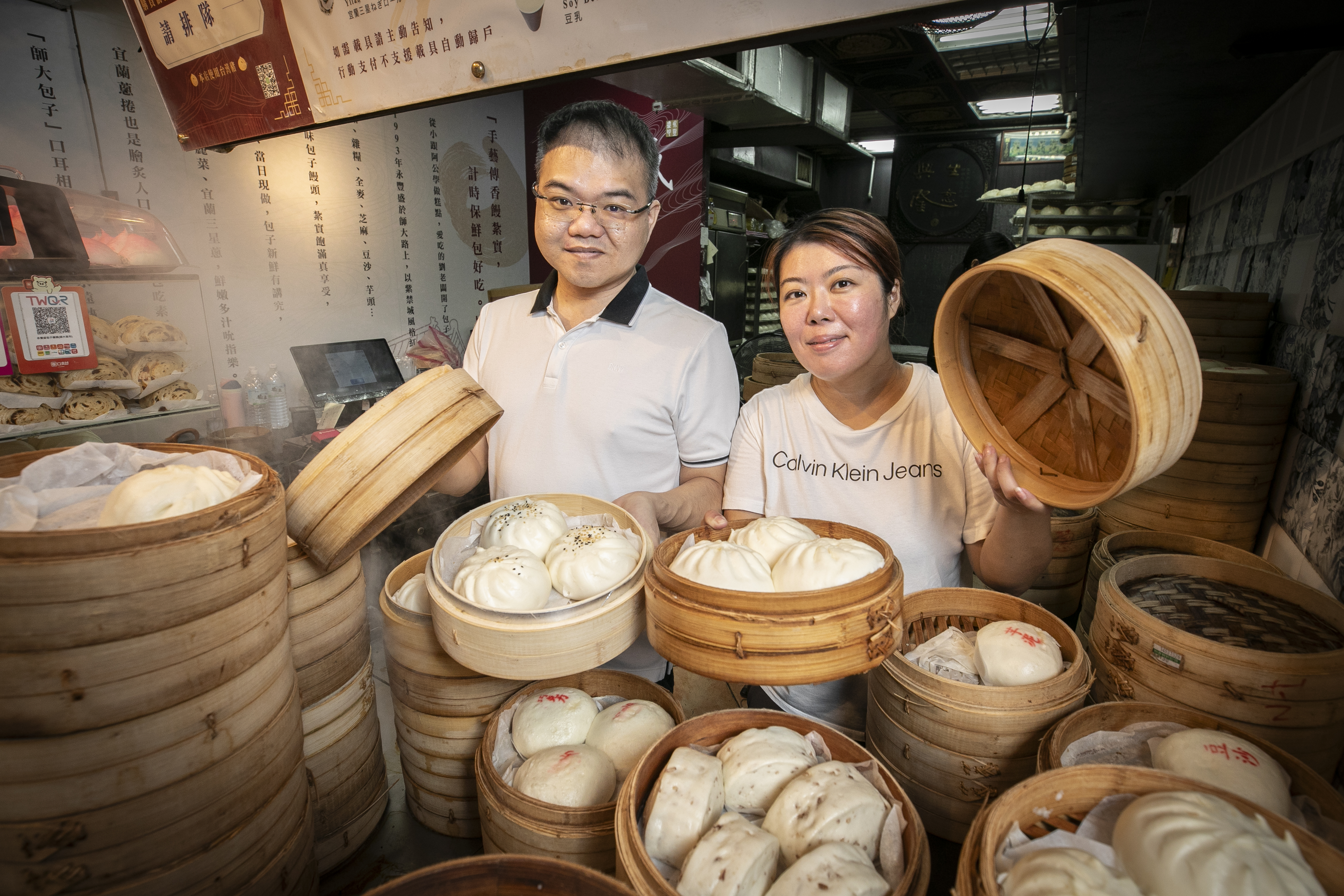 永豐盛老闆劉松榮(左)賣傳統麵包糕餅起家,後不敵歐式麵包潮流,改以研發自己喜愛的包子,成為北市受歡迎的包子名店,日賣一千多顆,年收近2千萬元。右為老闆娘陳妍妮。
