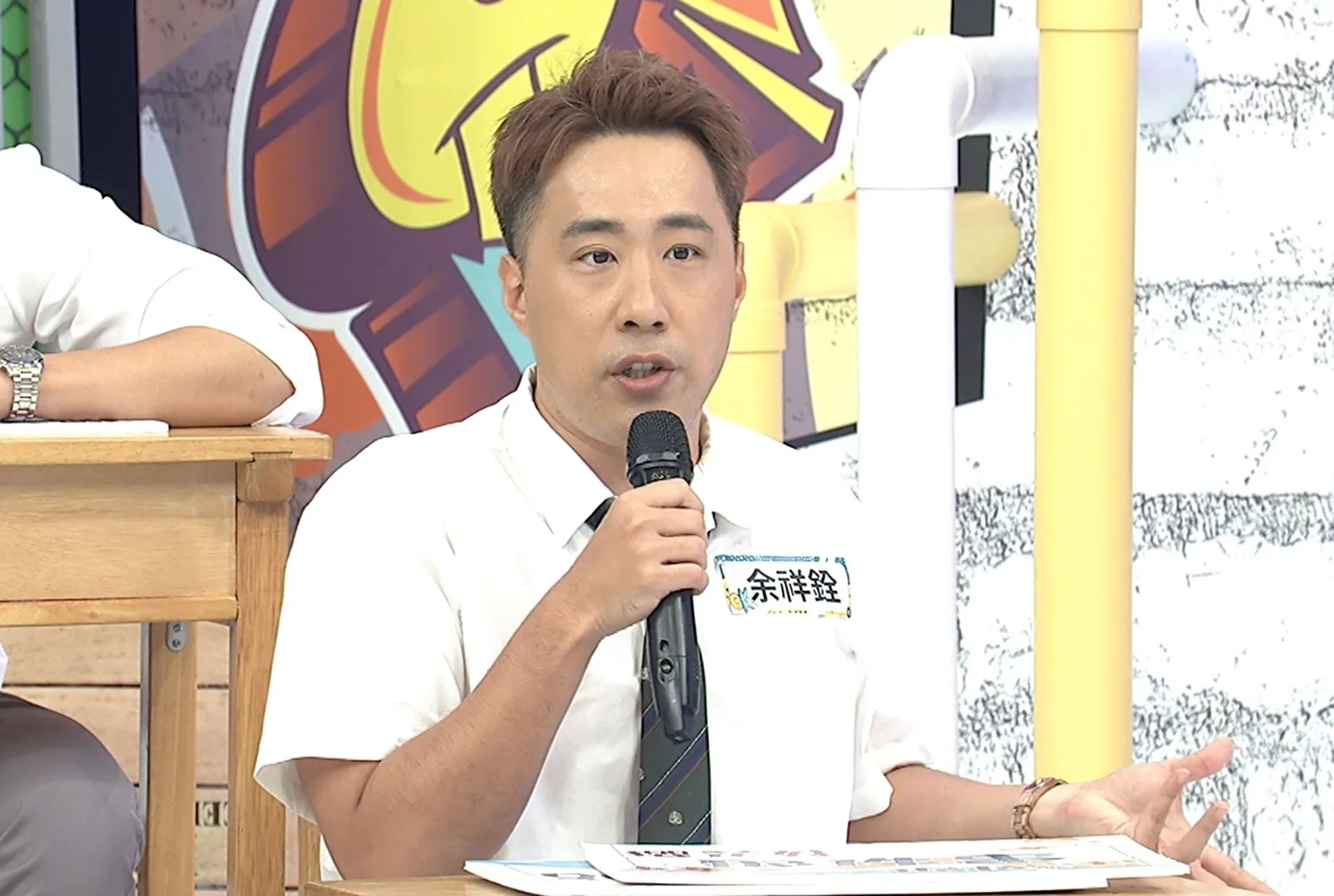 網友讚余祥銓「高高帥帥、有家教也有梗」。(中天提供)