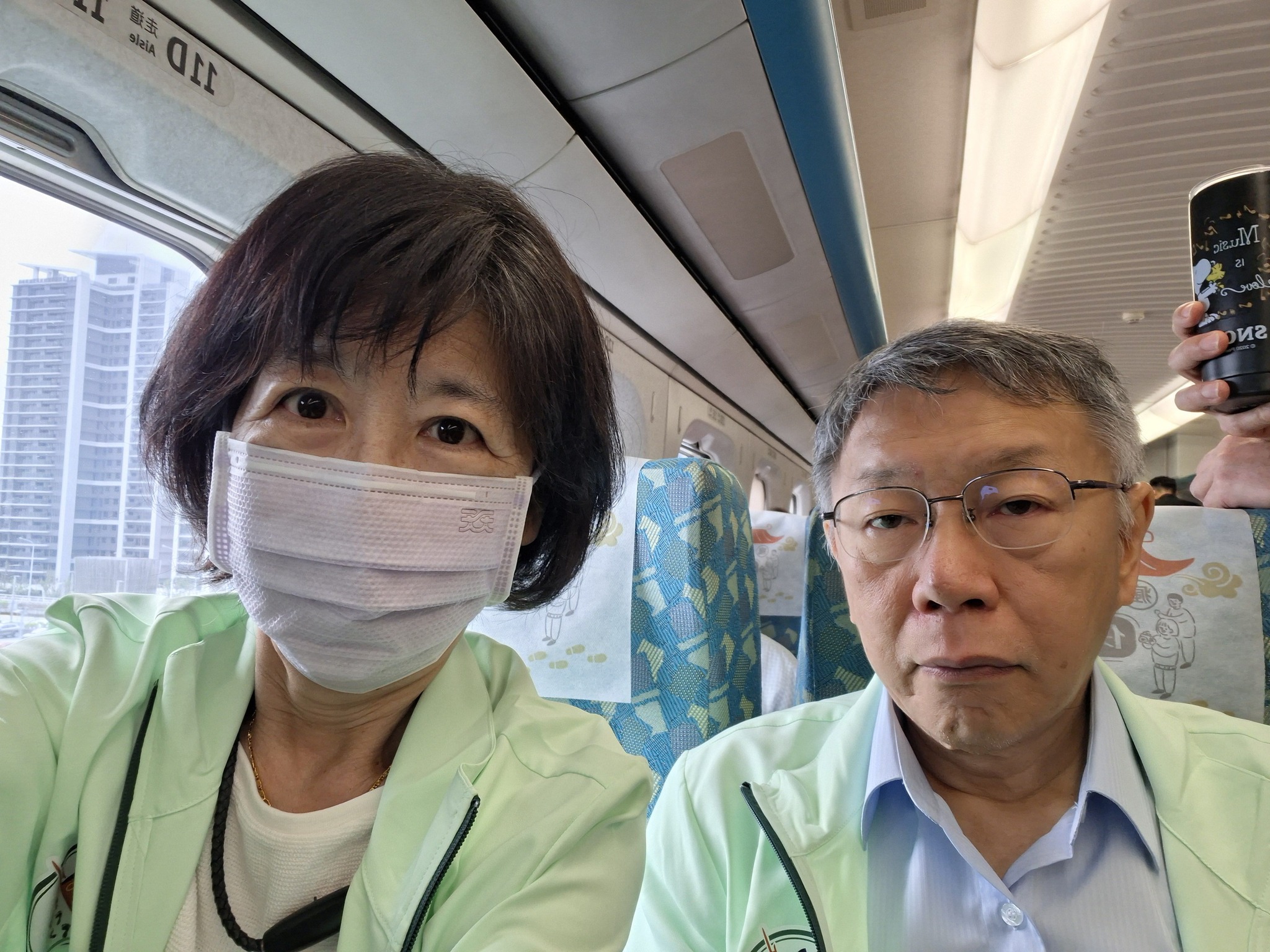 陳佩琪(左)表示,柯文哲搭高鐵南下時,一直接到監控來電。(翻攝自陳佩琪臉書)