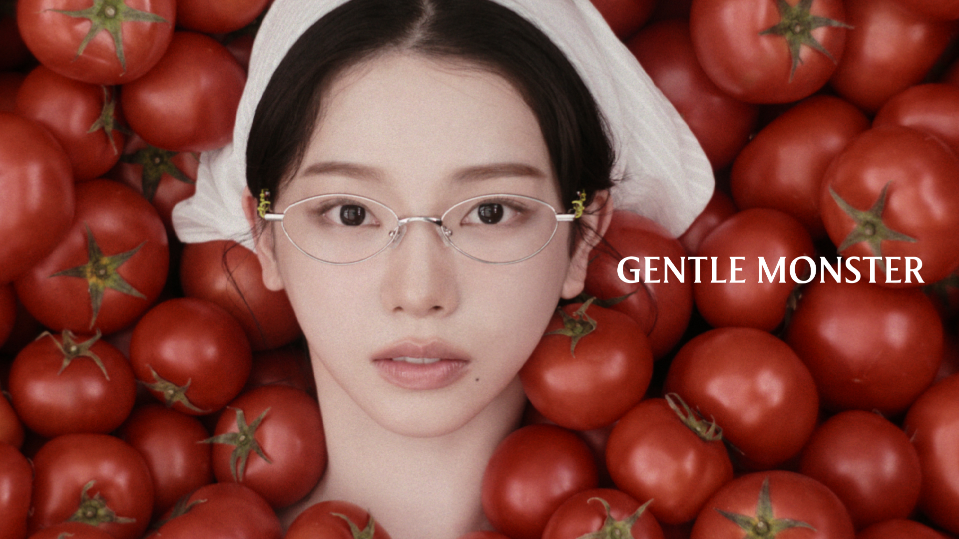 Karina演繹2026 Veggie系列視覺影片,被滿滿的蕃茄包圍。(GENTLE MONSTER提供)