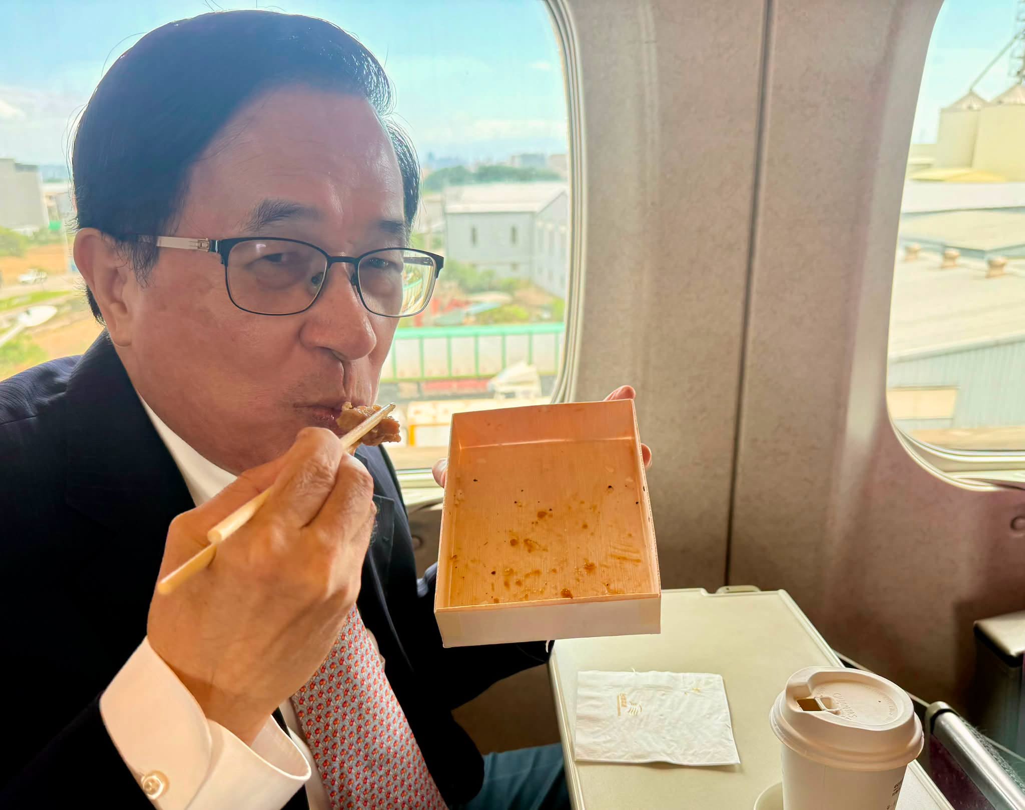 陳水扁以「在高鐵吃了1個雞腿Bian當」等諧音哏回覆網友。(翻攝自陳水扁臉書)