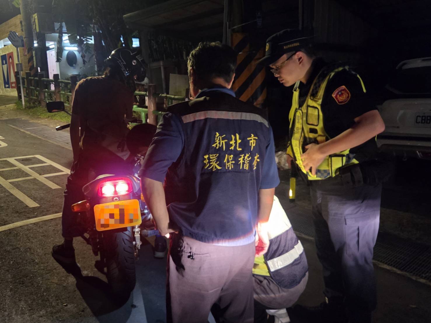 新店分局近期針對石碇區等改裝車與噪音熱點,聯手新北市環保局啟動強力掃蕩行動。