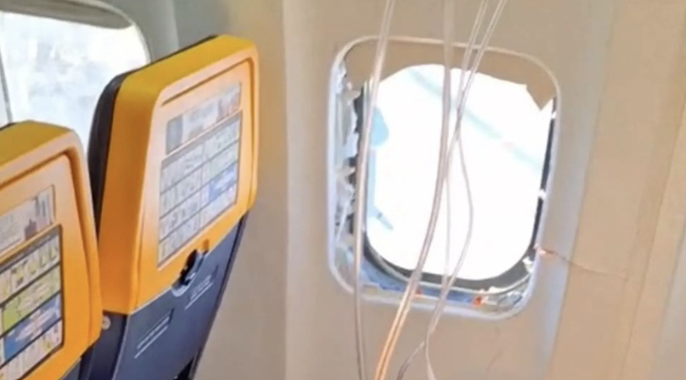 瑞安航空一架波音737-800客機10日發生機窗脫落的事故。(翻攝X@RThessaloniki)