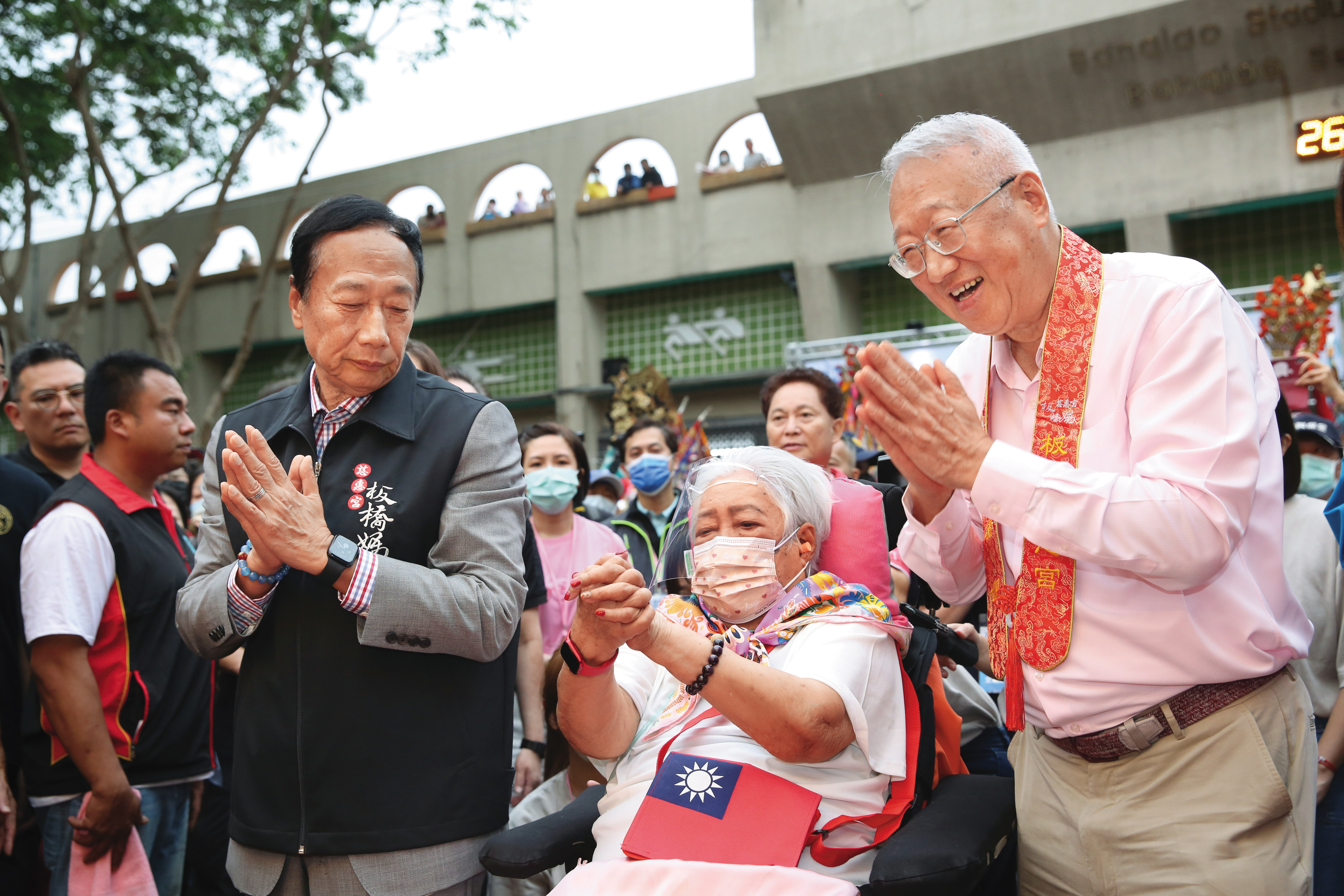 郭曉慶的大伯父是鴻海集團創辦人郭台銘(左),正崴集團董事長郭台強(右)則是她的二伯父,而她的名字是奶奶初永真(中)取的。