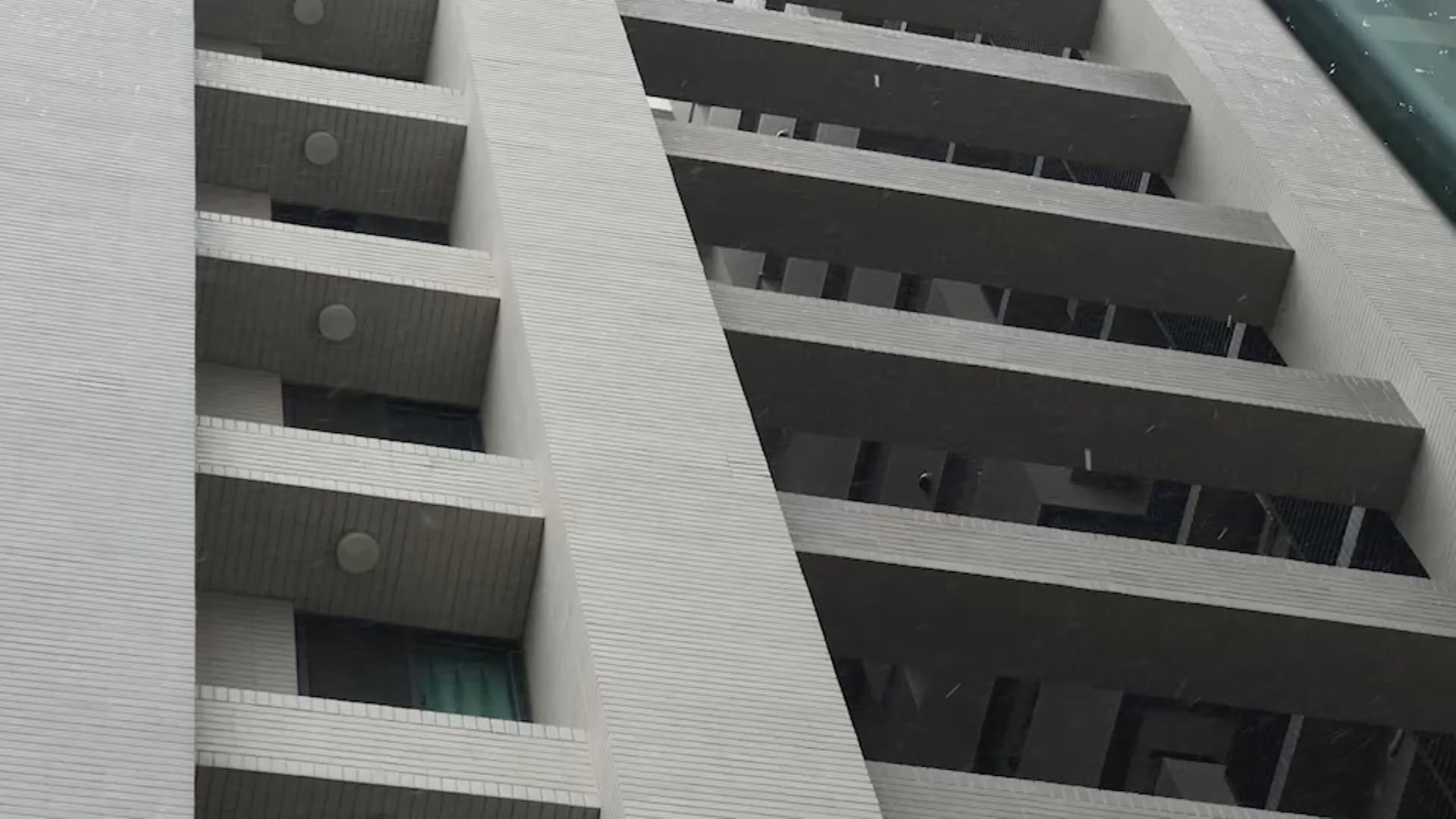 五億高中生墜樓欄杆驗出配偶指紋。(資料畫面)