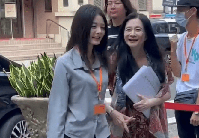 應曉薇(右)近來出庭皆由大女兒應佳妤(左)陪同,今一下車母女又是親吻又是牽手,感情深厚。(資料畫面)