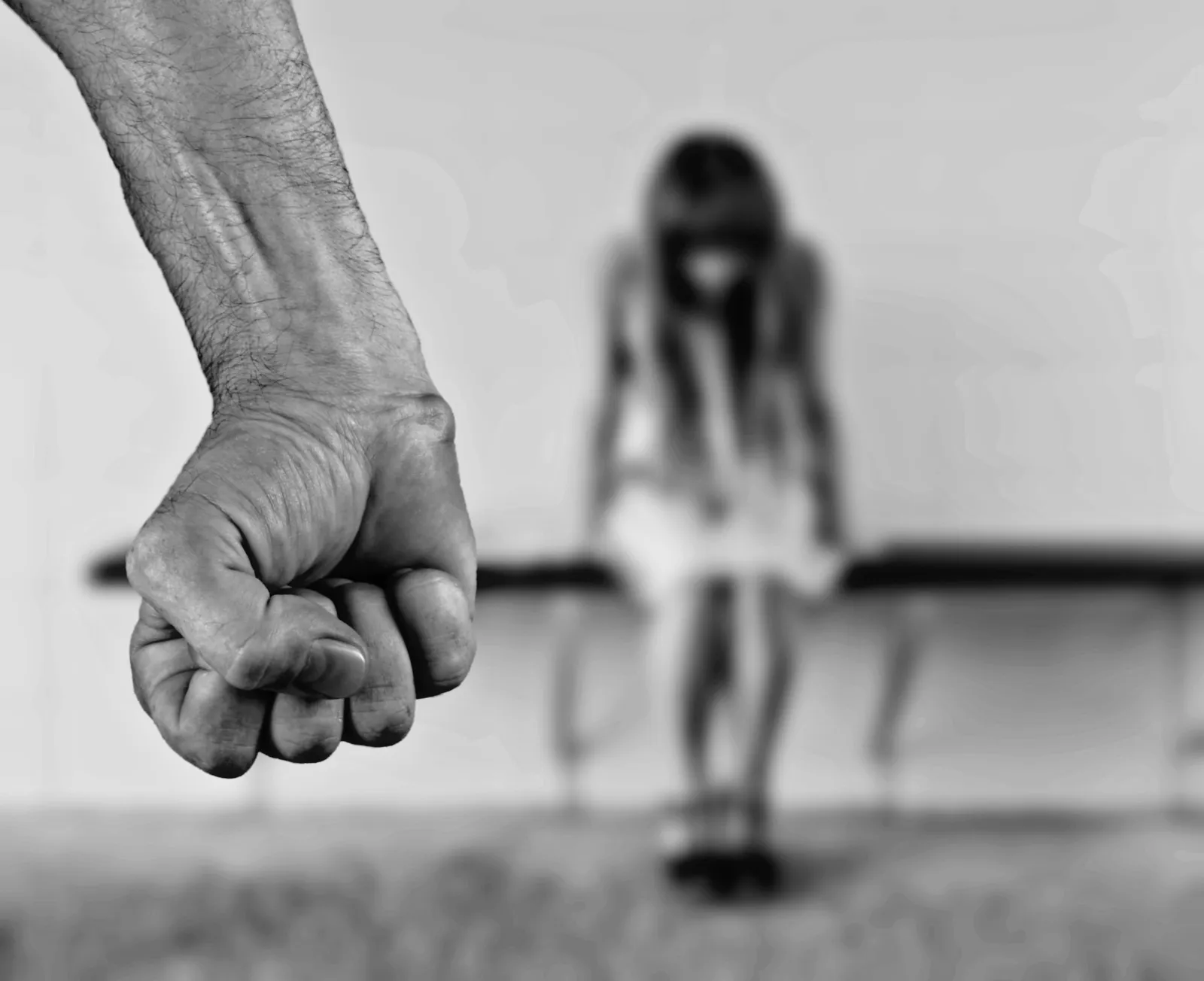 惡父逼女童掛牌「畜生」赤腳遊街！　涉違反傷害等罪深夜遭羈押禁見
