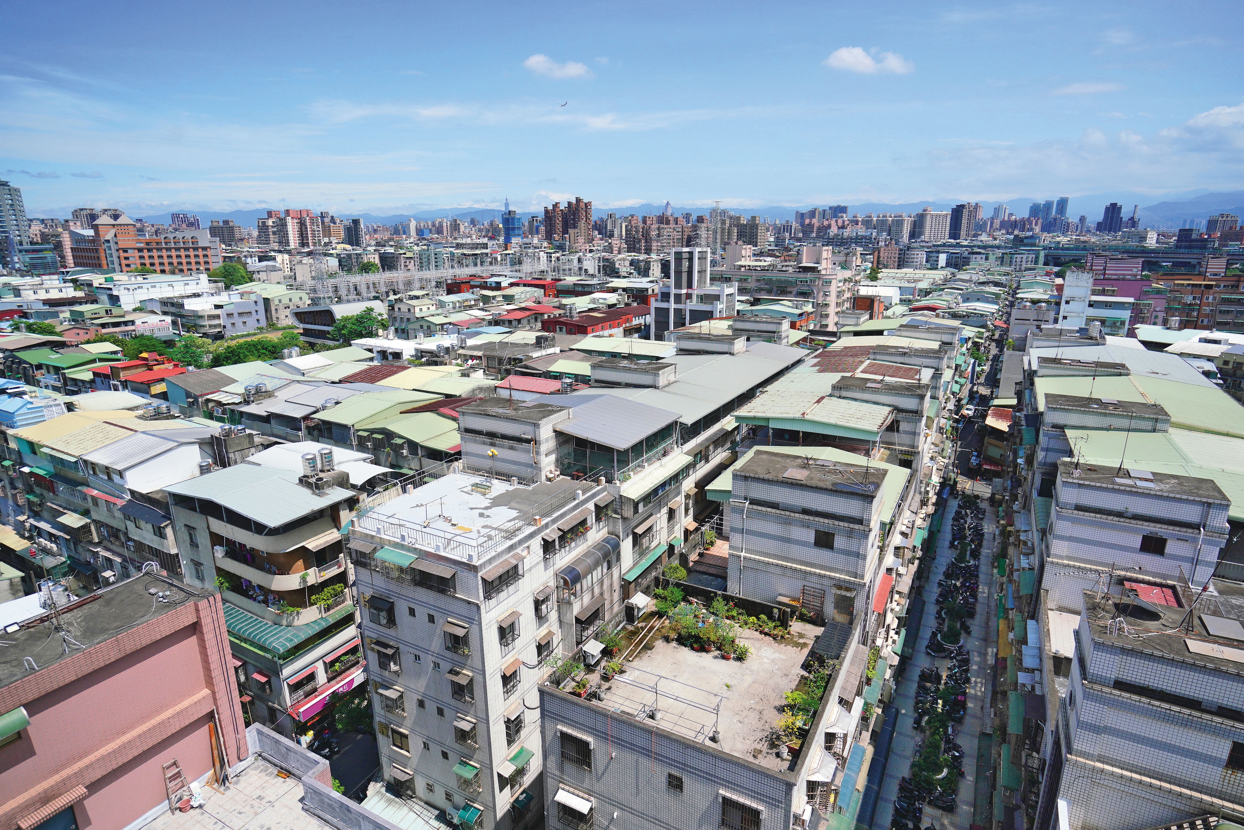 全台屋齡30年以上住宅已突破554萬戶,占比近6成,密集的老公寓正掀起居住革命。