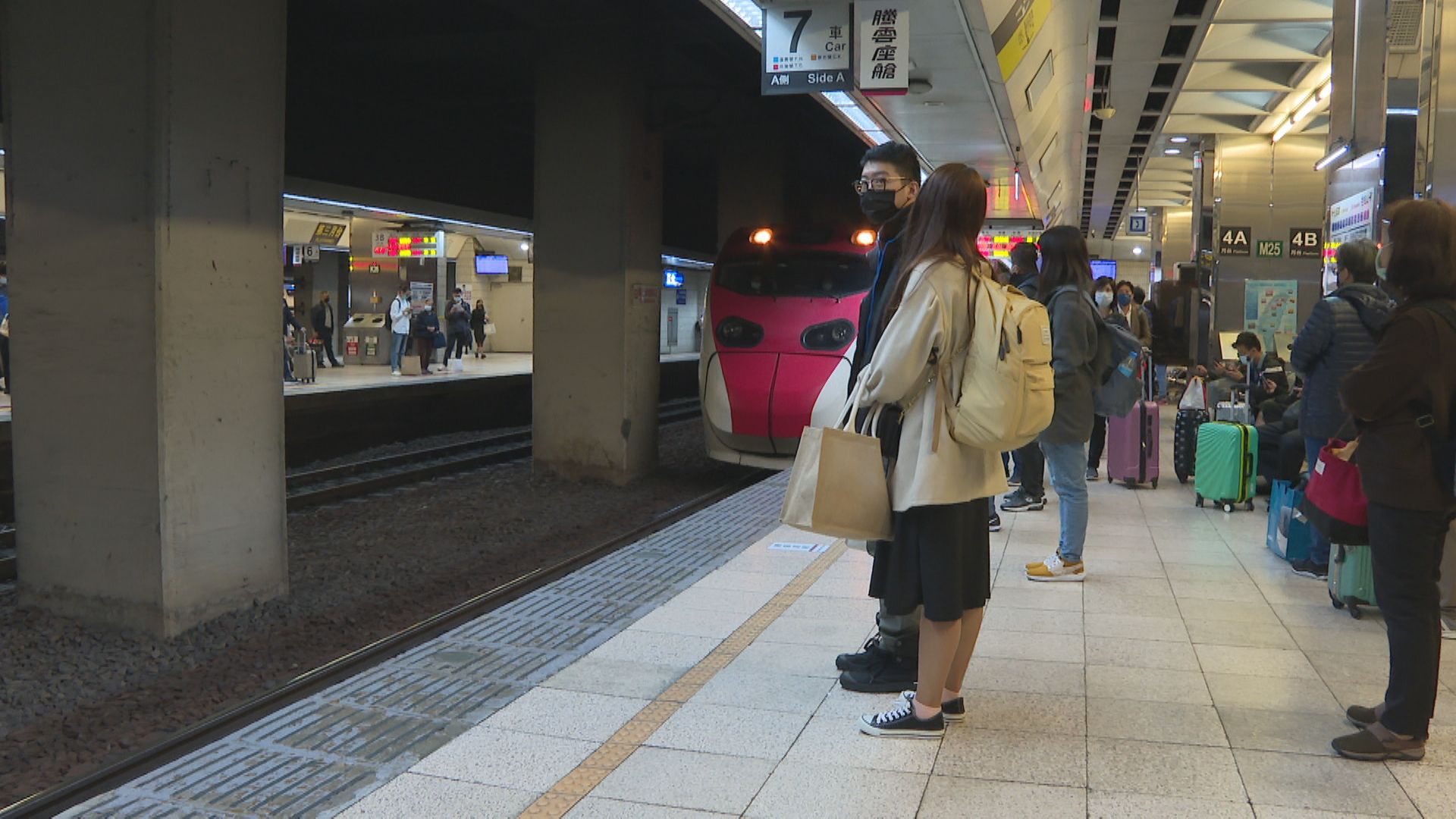 因應九合一大選民眾返鄉投票,高鐵與台鐵加開列車疏運。(資料畫面)