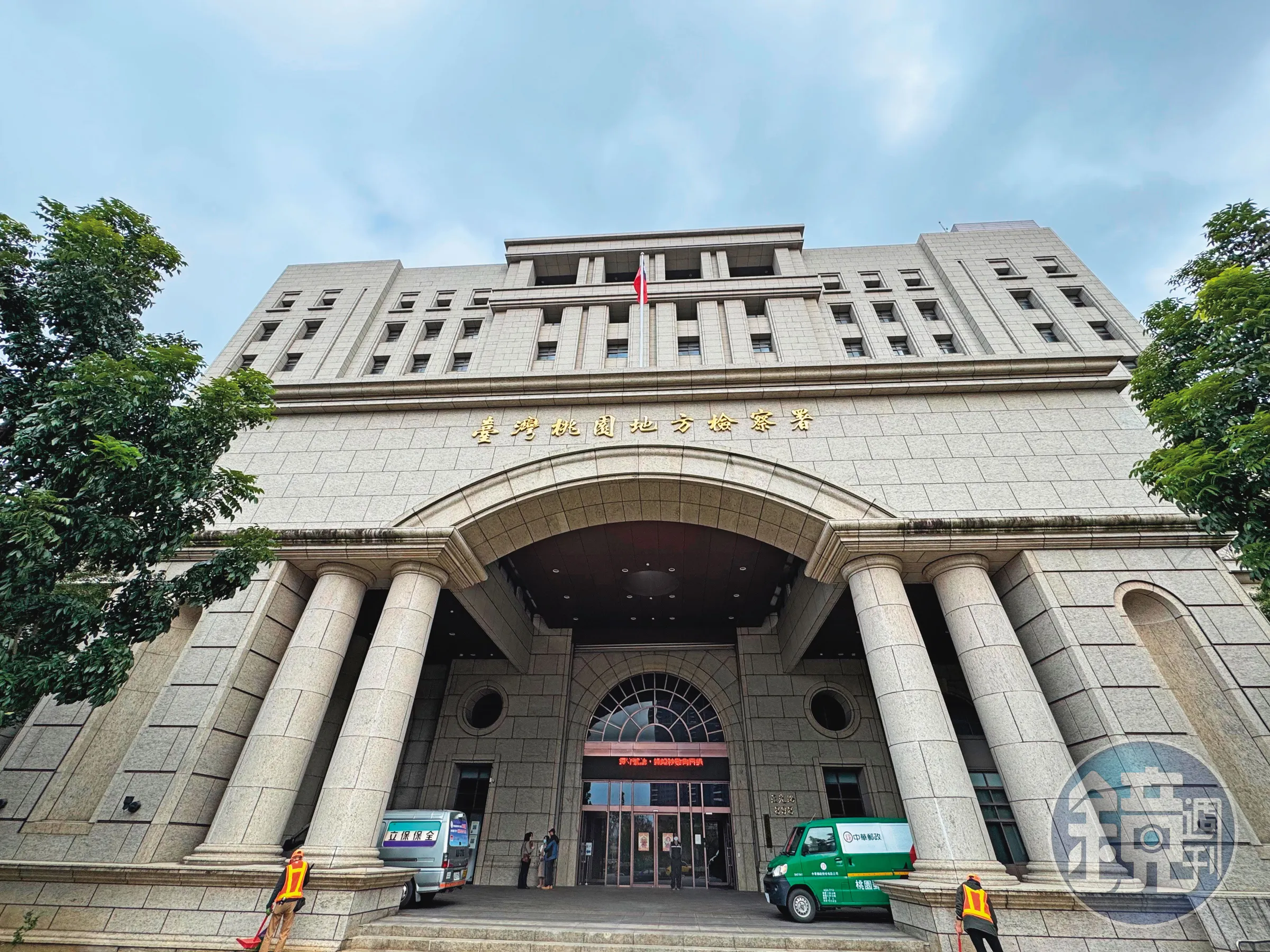 40歲李姓男子因缺錢買飯,持西瓜刀闖入超商行搶,卻遭值班女店員果斷拒絕,李姓男子當場錯愕丟下一句「不要就算了」便落荒而逃,日前已遭桃園地檢署提起公訴。(本刊資料照)