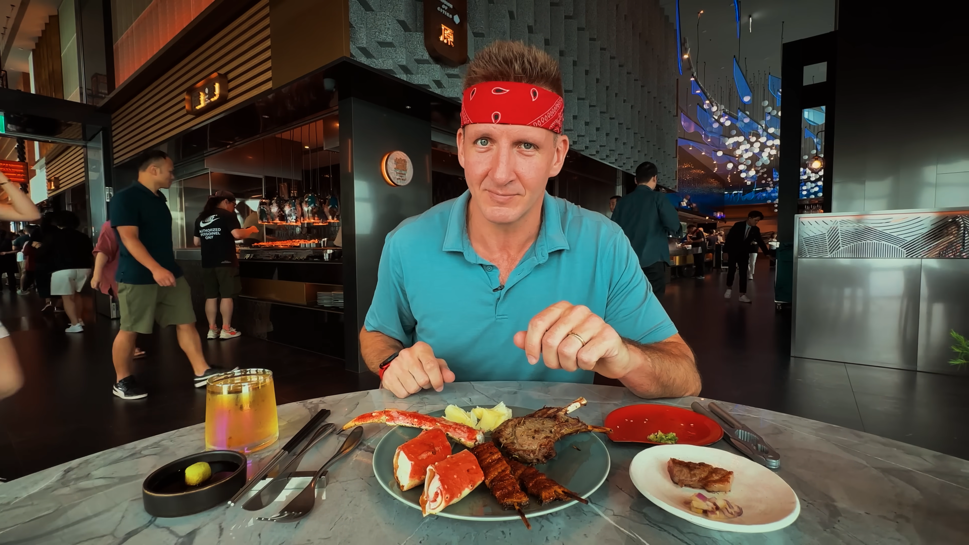 擁有千萬訂閱的國際知名YouTube頻道《Best Ever Food Review Show》曾介紹饗A Joy,並以高度評價形容其餐飲規模與內容。(饗賓集團提供)