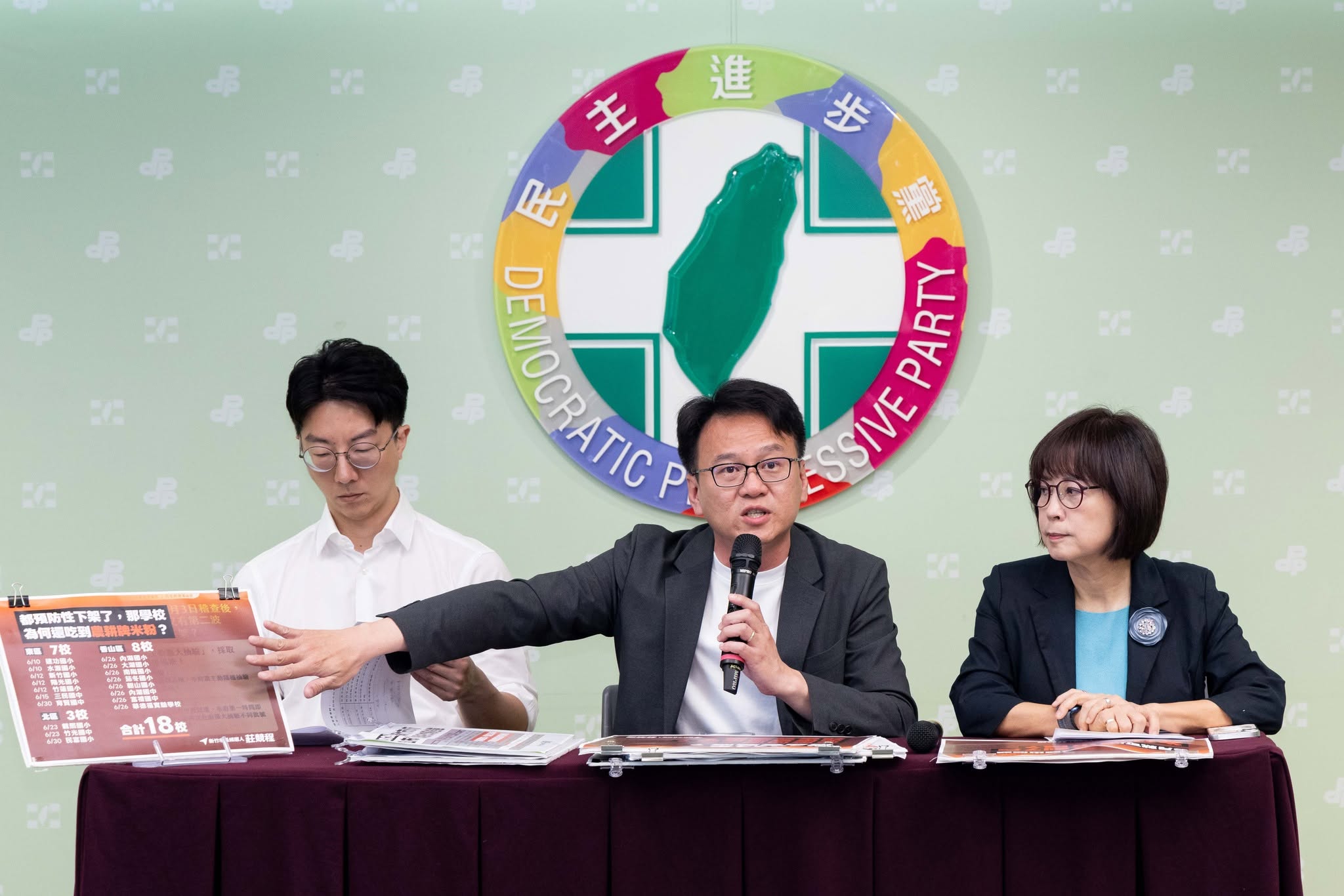 新竹市長參選人莊競程今日召開記者會,公布毒炊粉時間軸,要求新竹市長高虹安出面說明。(翻攝臉書「莊競程 有志者是競程」)