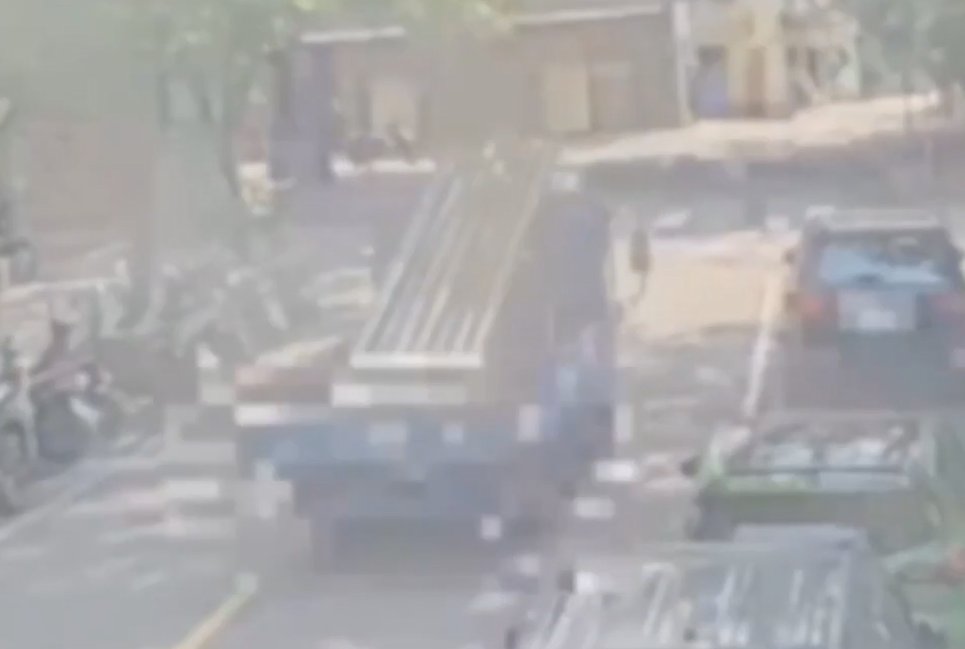 游姓貨車司機昨日下午行經南港成功橋下,輾過倒臥路中央的簡姓男子,造成簡男傷重不治。(翻攝畫面)