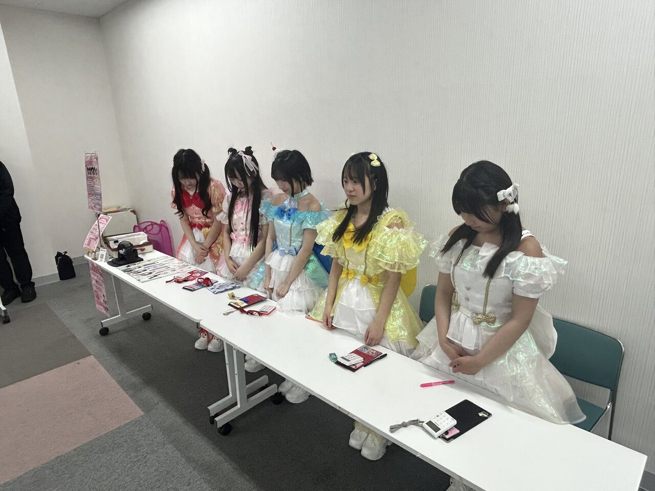 日本女團QunQun在官方X曬出特典會現場照,5 位成員盛裝出席卻等不到任何粉絲,畫面顯得格外冷清。(翻攝自X)