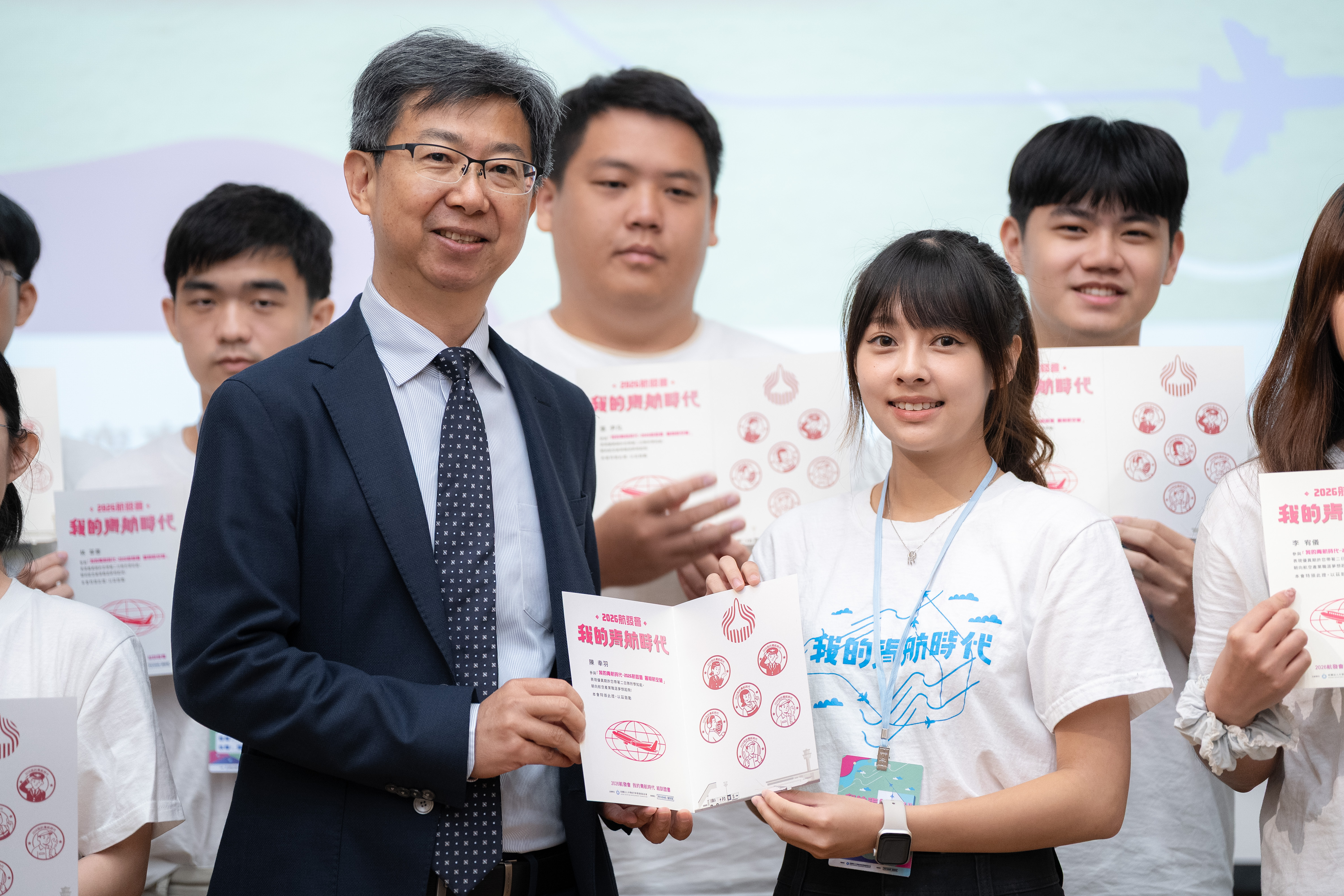 航發會謝委呈主任秘書,親自頒發結訓證書。(圖/航發會)