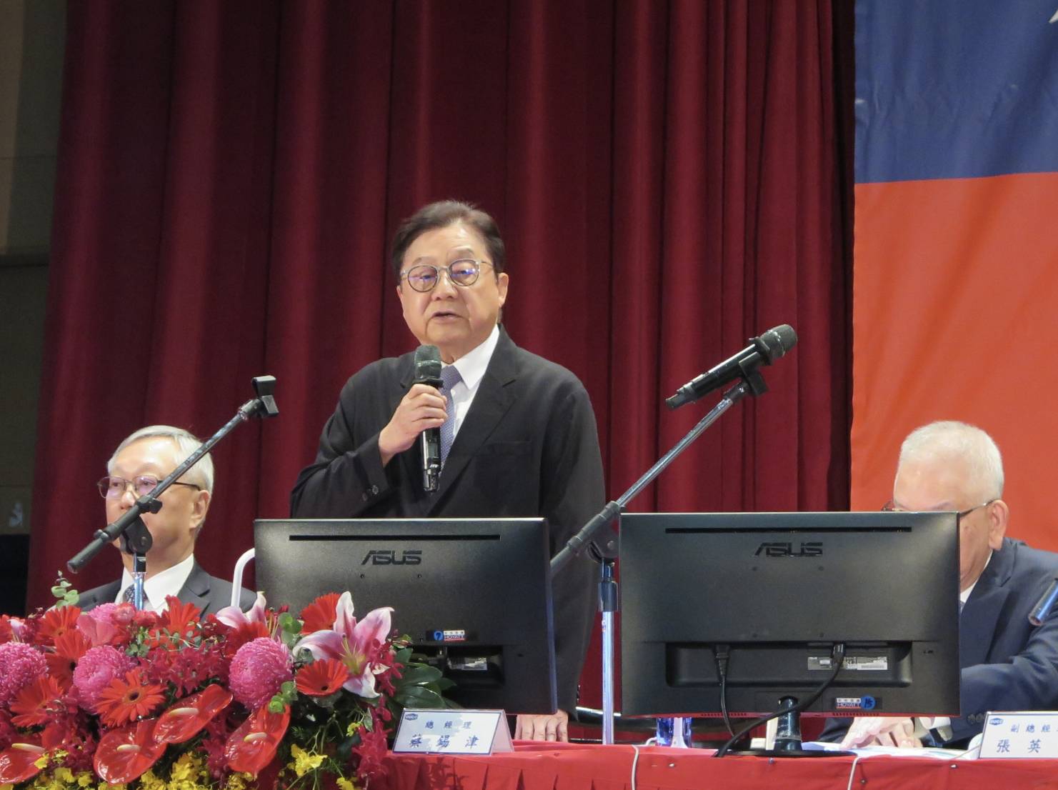東聯化學5月19日舉行股東會,由副董事長席家宜主持。