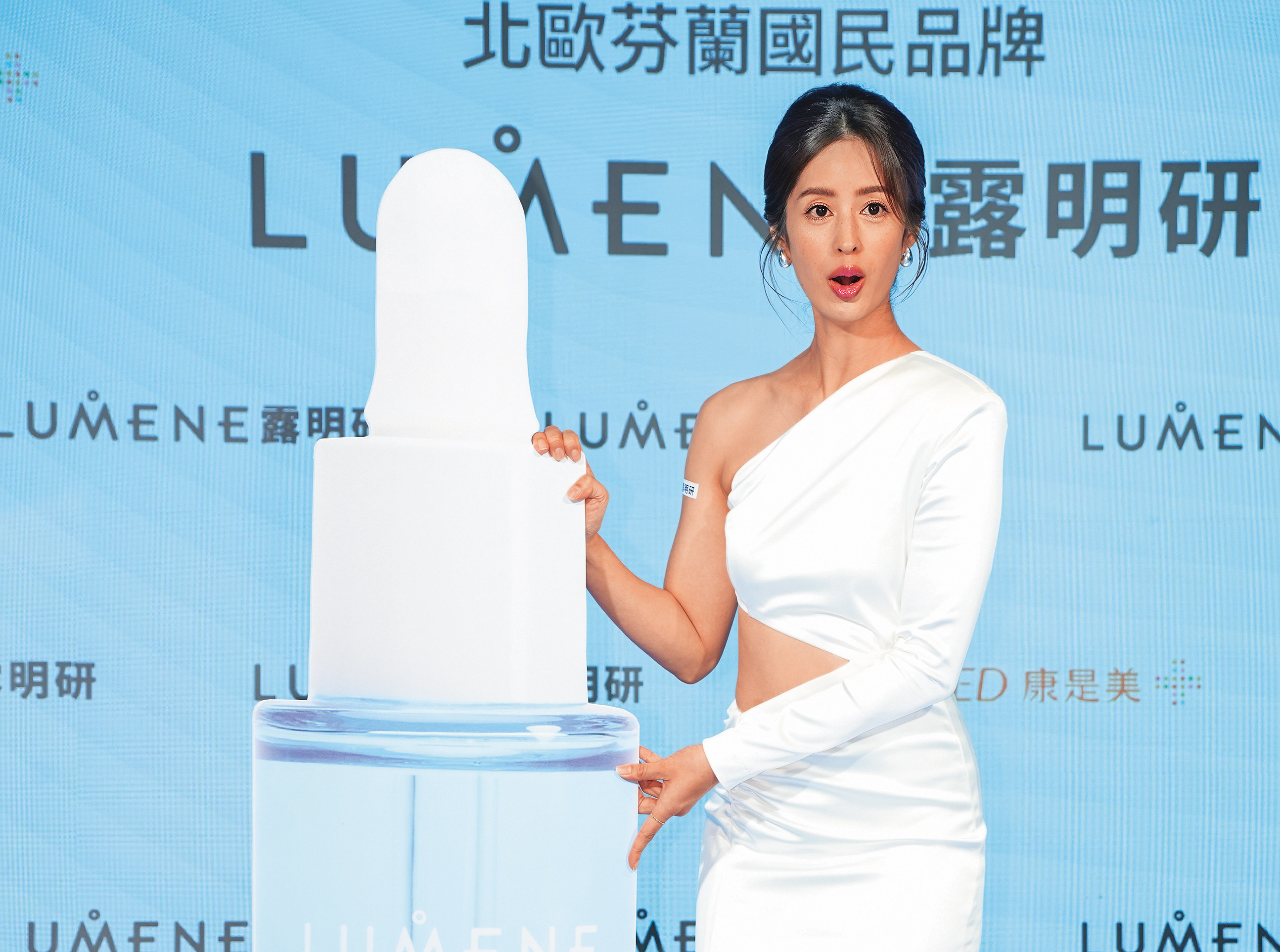 看莫允雯這小蠻腰,活動前應該有進行「微絕食」吧?(誤)