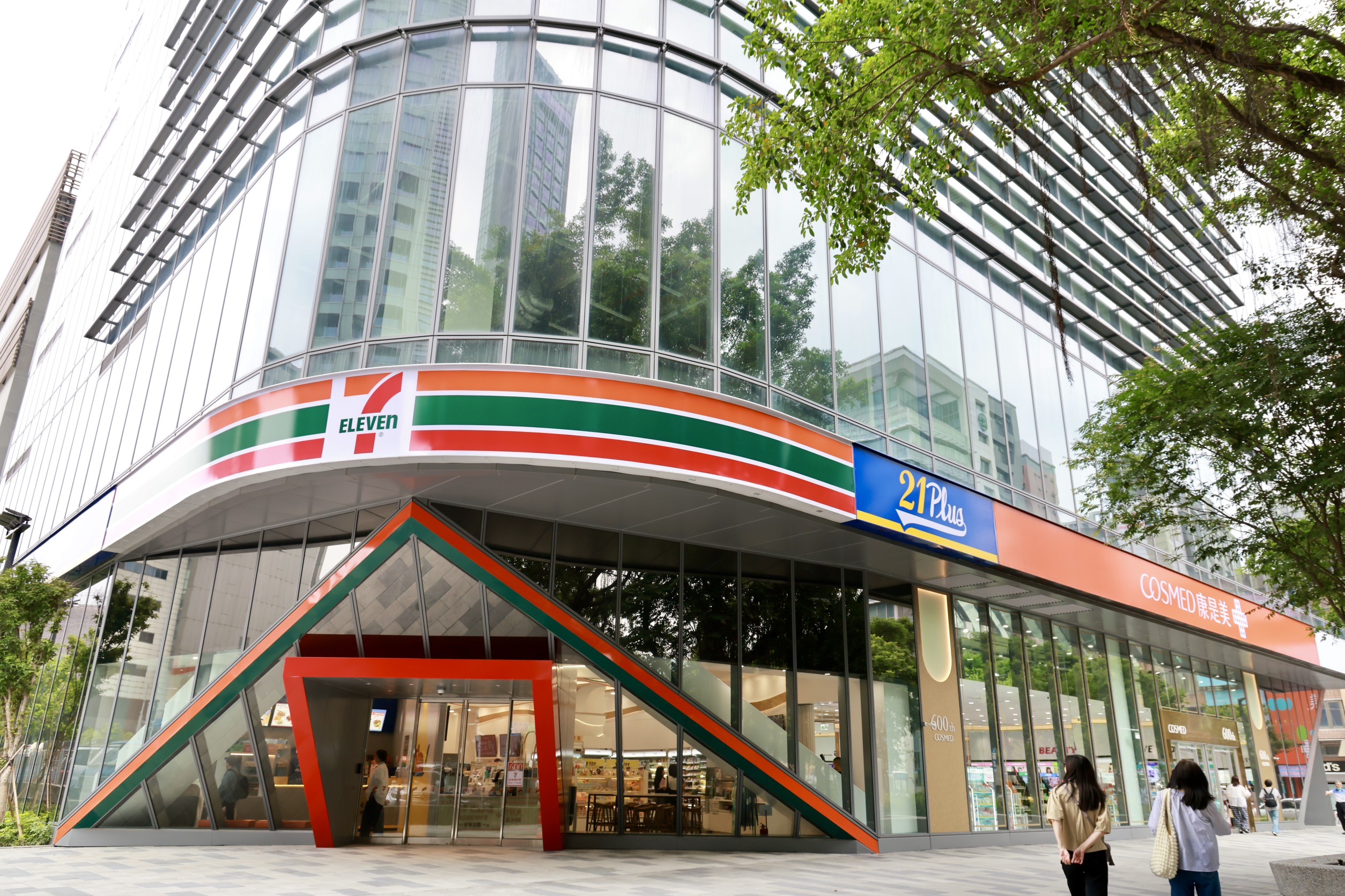 台北南港車站對面,統一「愿秀」複合型門市,同時集結了 7-11、康是美、星巴克與21世紀風味館,正像一座濃縮版的統一集團生活生態圈。