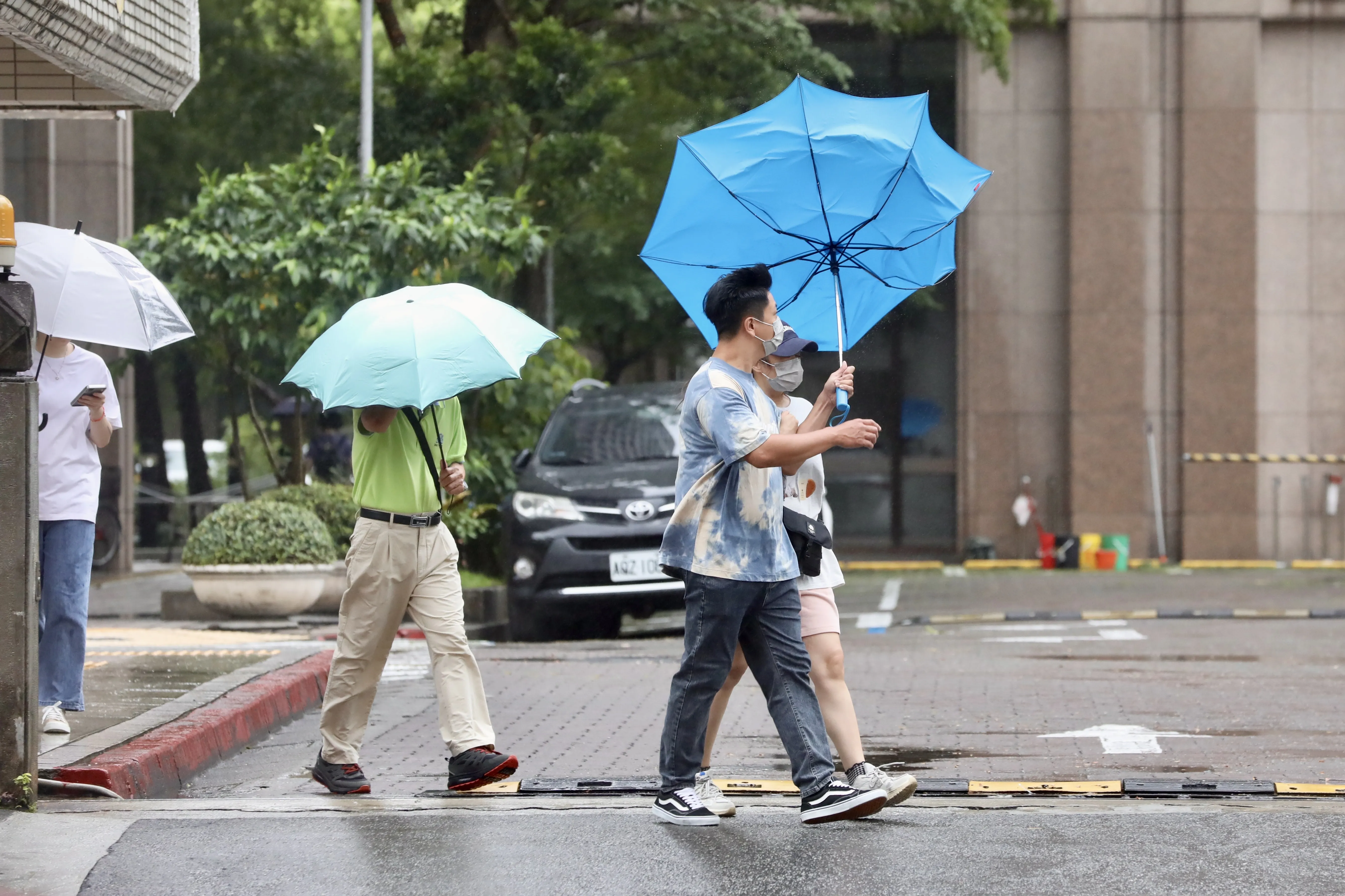 快訊／雨彈升級！16縣市豪大雨特報　雙北慎防大雷雨