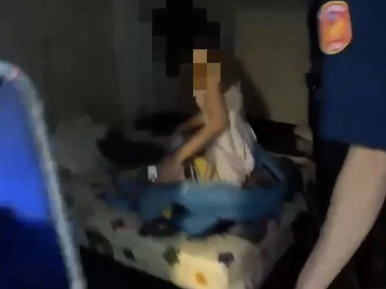 據了解,警方查緝時有9名男客正在接受性服務,嚇得小姐僅穿薄紗驚慌裹被。(翻攝畫面)