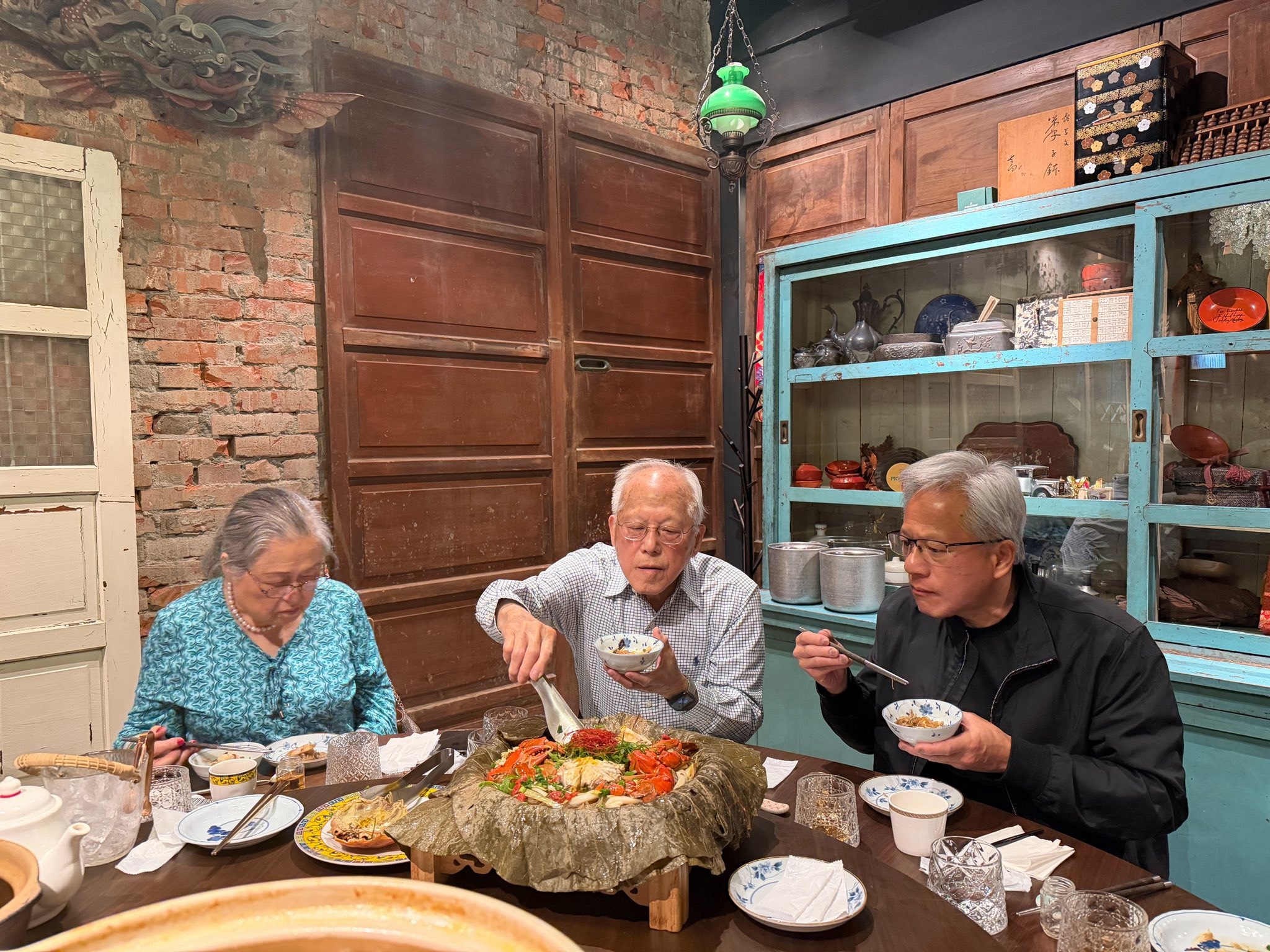 黃仁勳(右)與父母到餐廳吃晚飯。(翻攝X@nvidianewsroom)