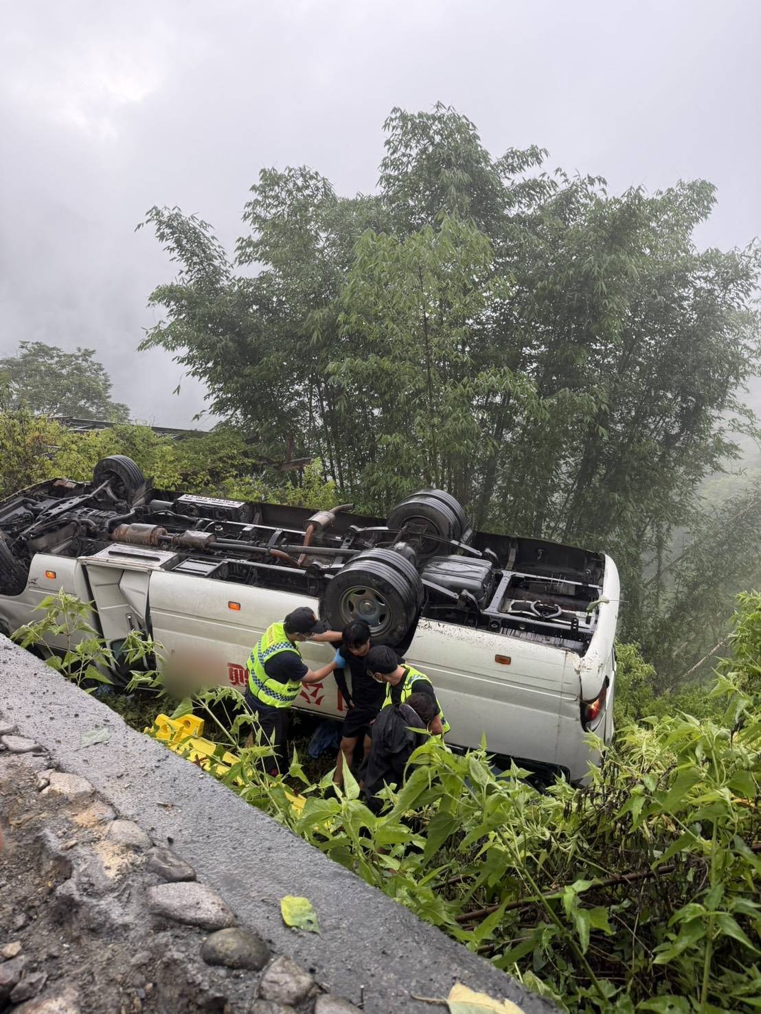 15名菲律賓籍旅客組團包車前往合歡山欣賞杜鵑花,回程下山時翻落約2公尺深邊坡。