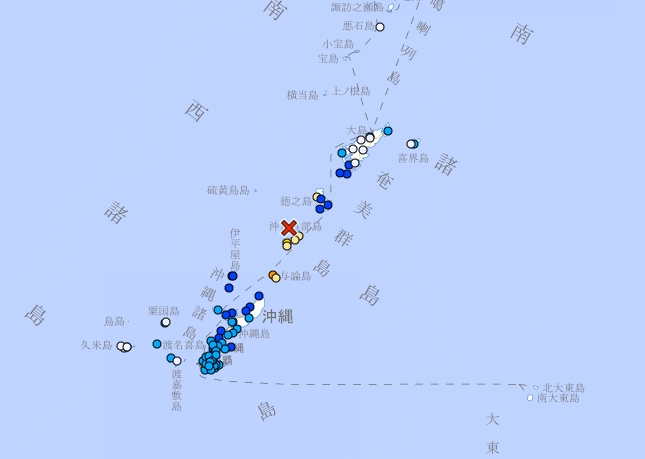 日本沖繩本島近海今日上午發生芮氏規模5.9的淺層地震。(翻攝自日本氣象廳官網)