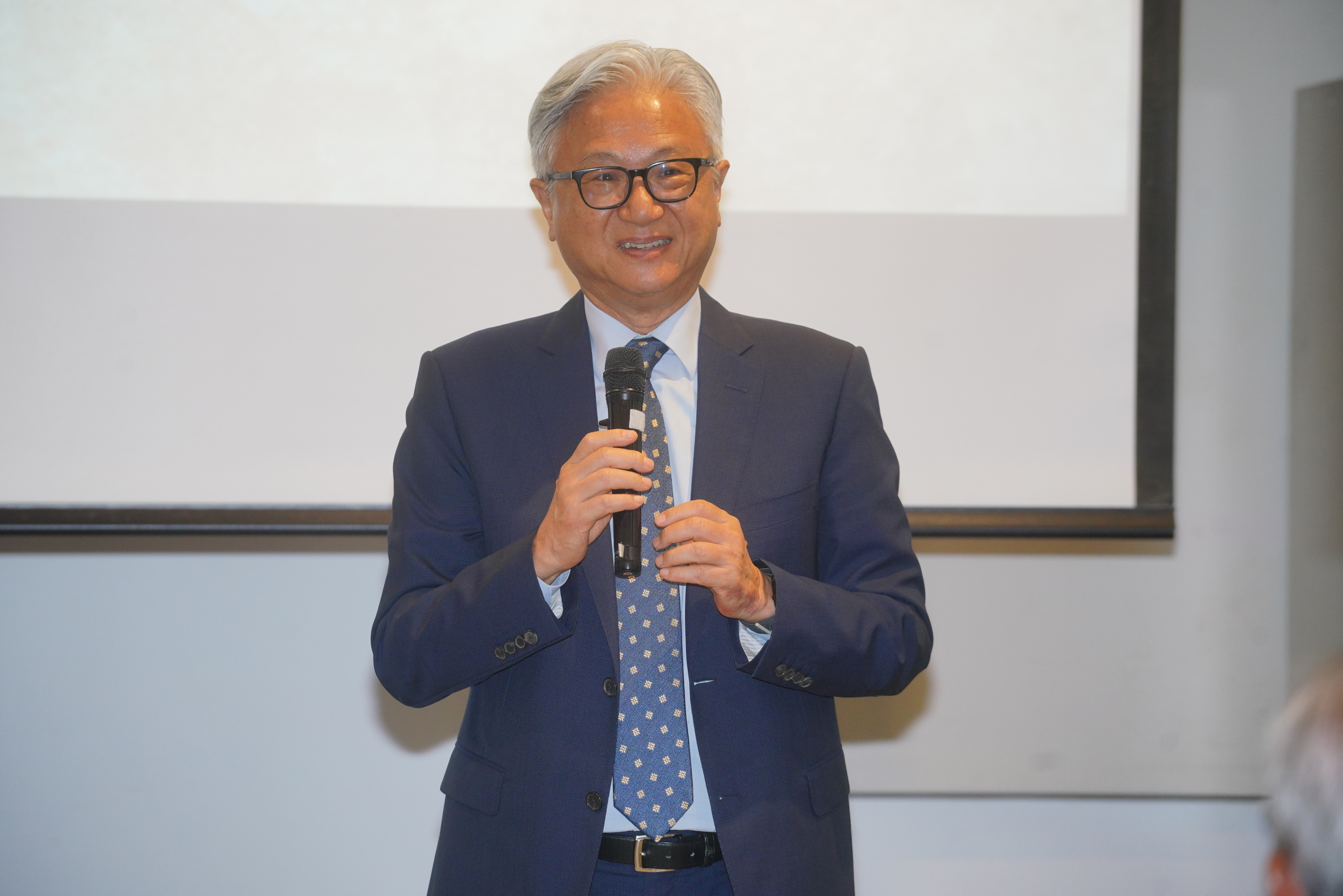 本身法學知識淵博、同時也擁有律師執照的吳東昇,舉辦恩師國際知名法學家孔傑榮教授中文版新書發表會,在企業經營外,展現人文之一面。