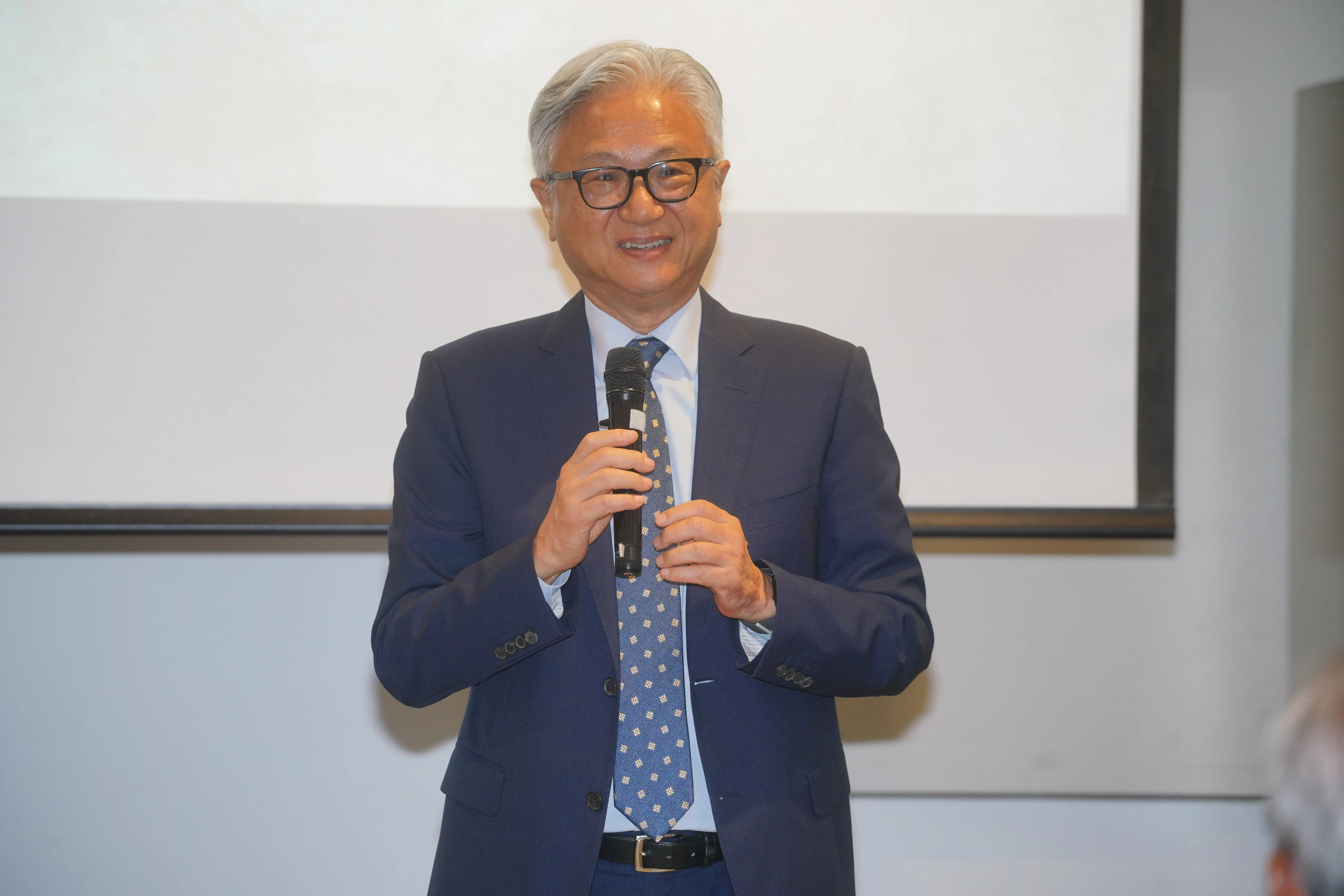 出版書籍紀念恩師展現人文面 吳東昇：人權不能只是一個學術名詞