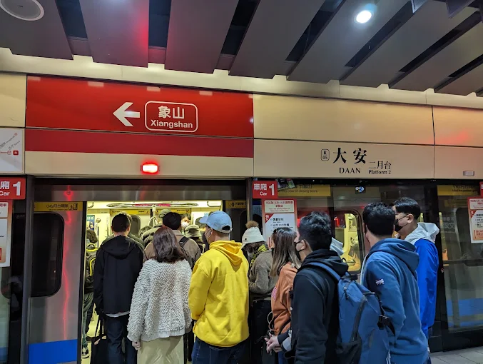 香港情侶北捷喝飲料被勸告　堅稱「只喝一口」反怪保全、比中指