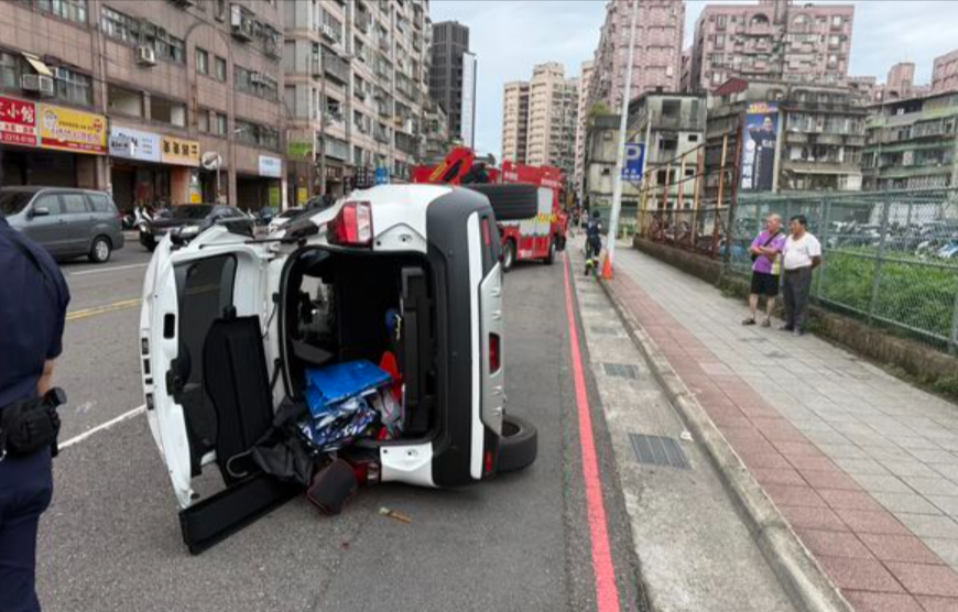 女駕駛恍神直衝車翻覆躺路邊  小客車停紅燈遭波及