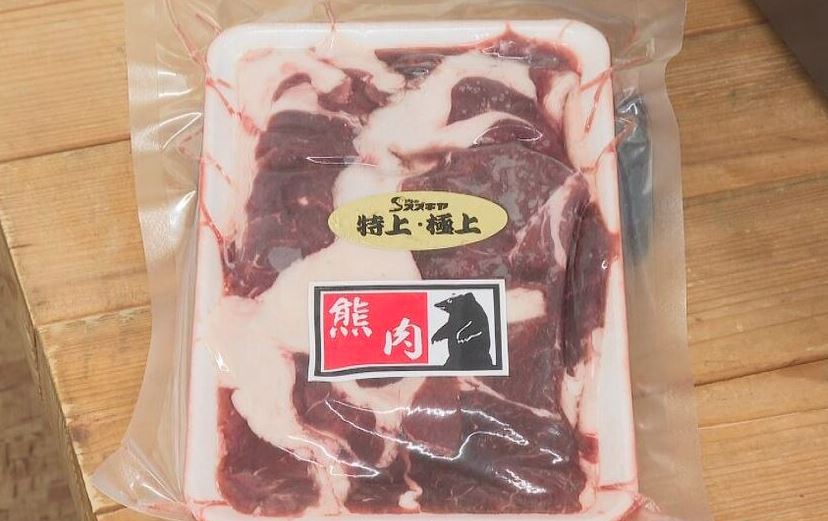 日本各地頻傳熊隻出沒與傷人事件,肉舖面臨熊肉產品詢問度暴增的熱潮。(翻攝自長野放送)