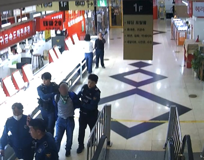 曾有殺人未遂前科的59歲A男昨日下午爆發隨機砍人案,有8人遭到攻擊。(翻攝自X@kbsdisaster)
