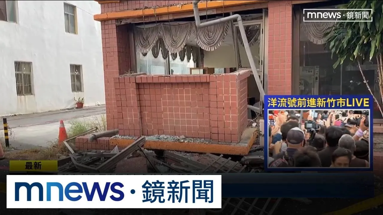 恆春老大樓陽台突崩塌　紅磚女兒牆砸中機車