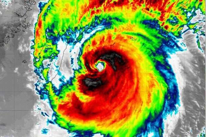 薔琵颱風「台灣地形影響發生中」　鄭明典曝雲圖：過程中會突然轉向接近台灣
