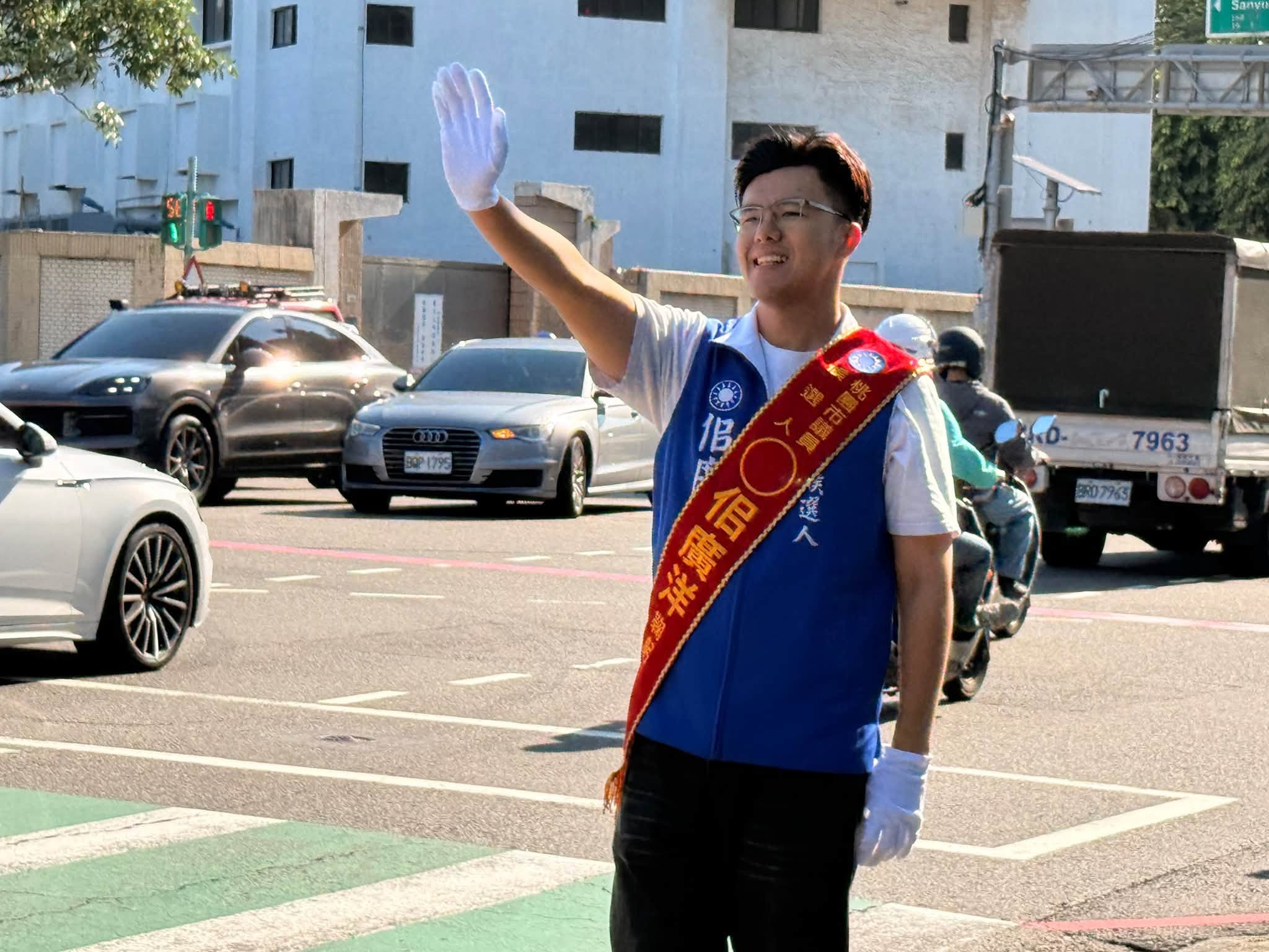桃園市議員參選人佀廣洋疑因賄選遭檢調搜索,目前仍在偵訊中。