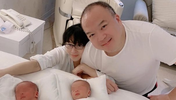 明金成(右)過世,留下愛妻和一對龍鳳胎。(翻攝自臉書)