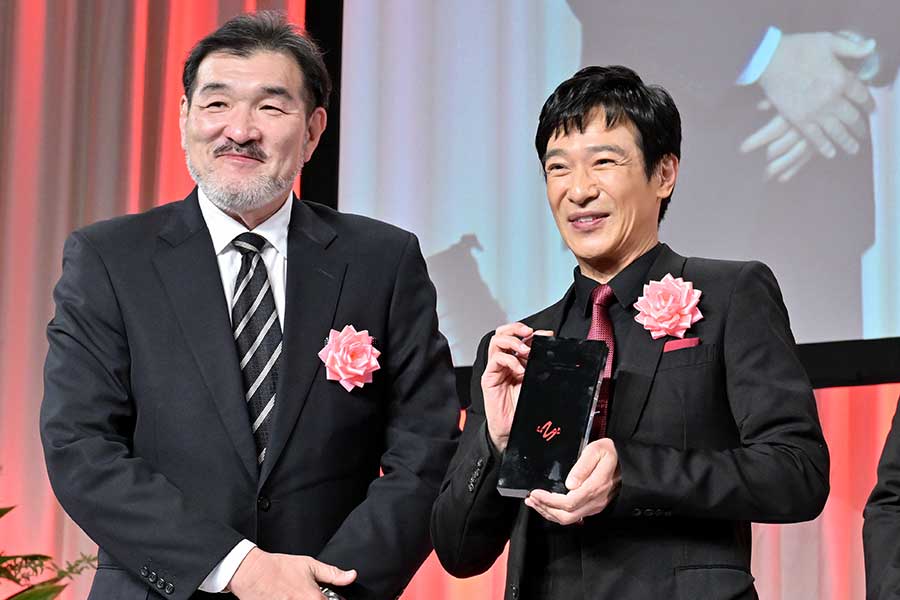 堺雅人、福澤克雄(左)再合作《VIVANT》,該劇之前曾榮獲「Digital Contents of the Year ’23/第29屆AMD大獎」的「大獎/內閣總理大臣獎」。(翻攝網路)