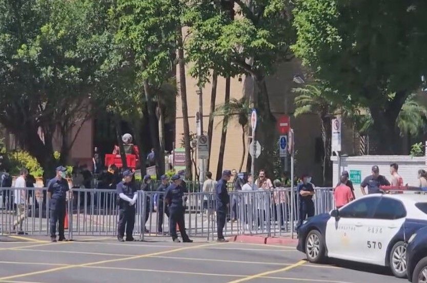 民眾黨昨號召小草集結北檢北院外,警方部署人力戒備。(資料畫面)