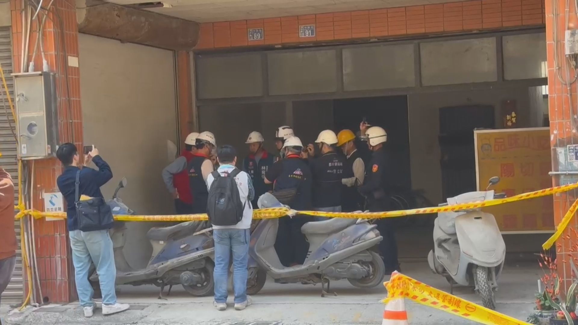 都發局上午初步場勘結束後,預計下午開放坍陷公寓住戶回家取物。