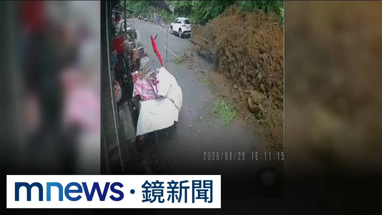 連日雨炸高雄！小港擋土牆整片崩落　轎車快逃險「滅頂」